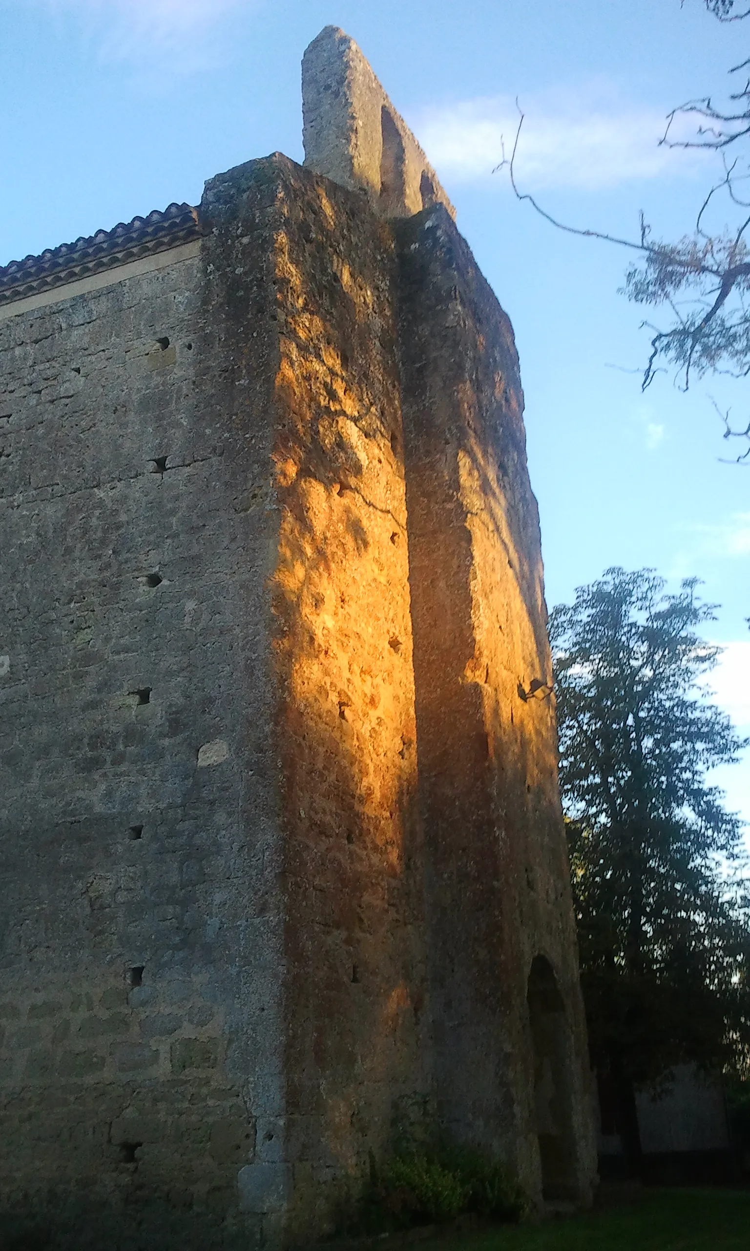 Photo showing: This building is indexed in the base Mérimée, a database of architectural heritage maintained by the French Ministry of Culture, under the reference PA00094821 .