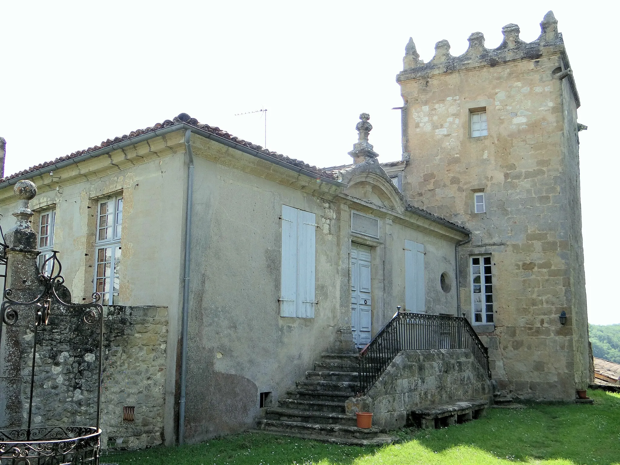 Photo showing: Faget-Abbatial - Logis abbatial avec la tour carrée datant probablement du XVe siècle