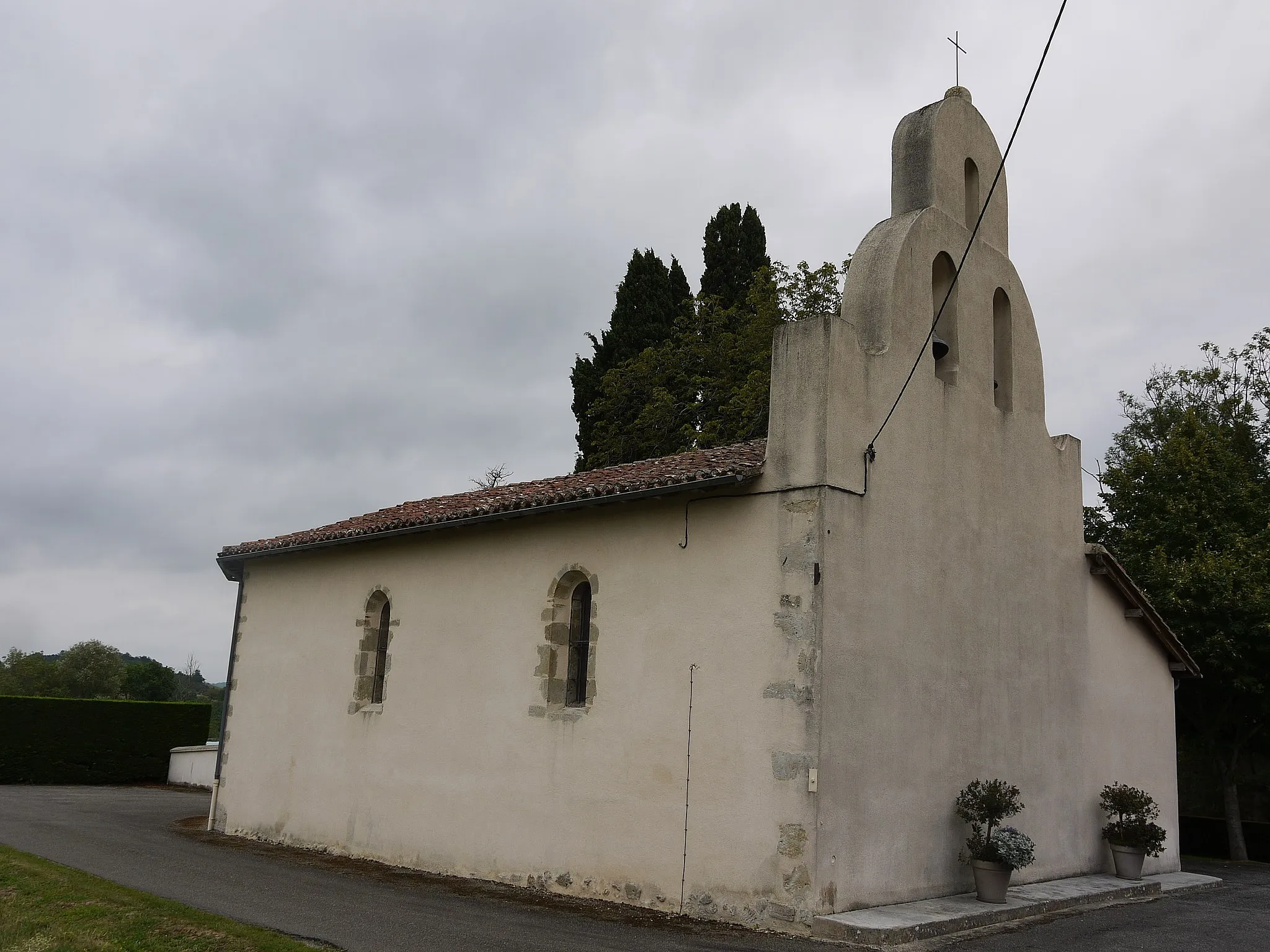 Photo showing: Vue depuis le nord-ouest de l'église Saint-Urbain de Sémézies
