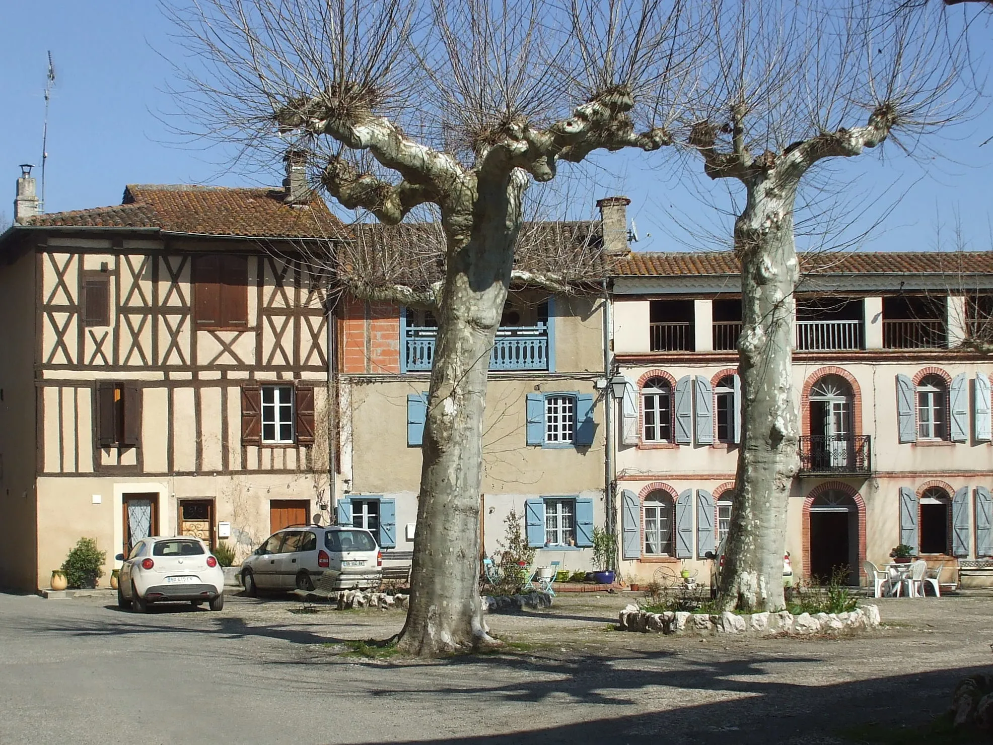 Photo showing: Traditional buildings in Simorre, Gers, France.