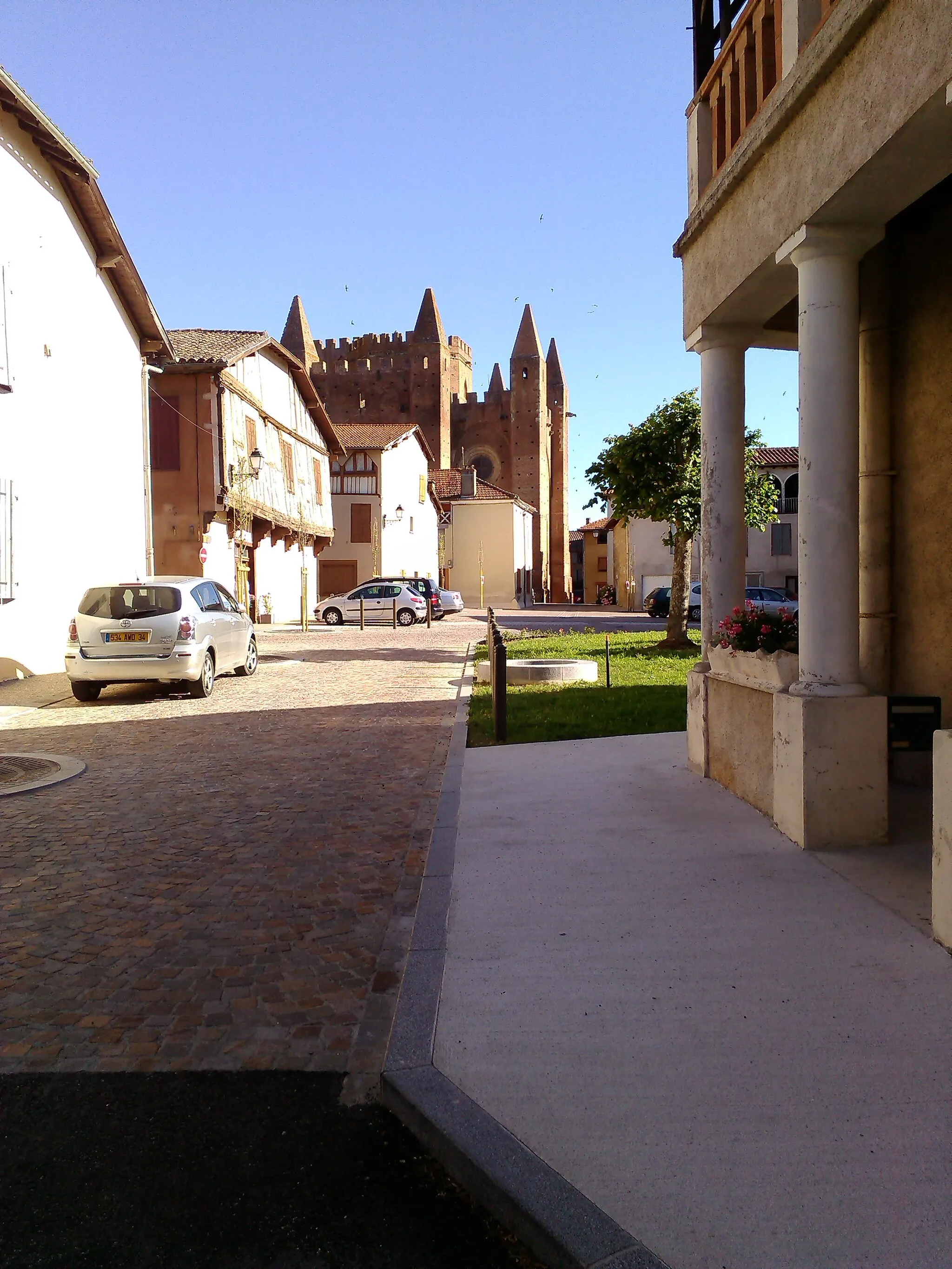 Photo showing: Traditional buildings in Simorre, Gers, France.