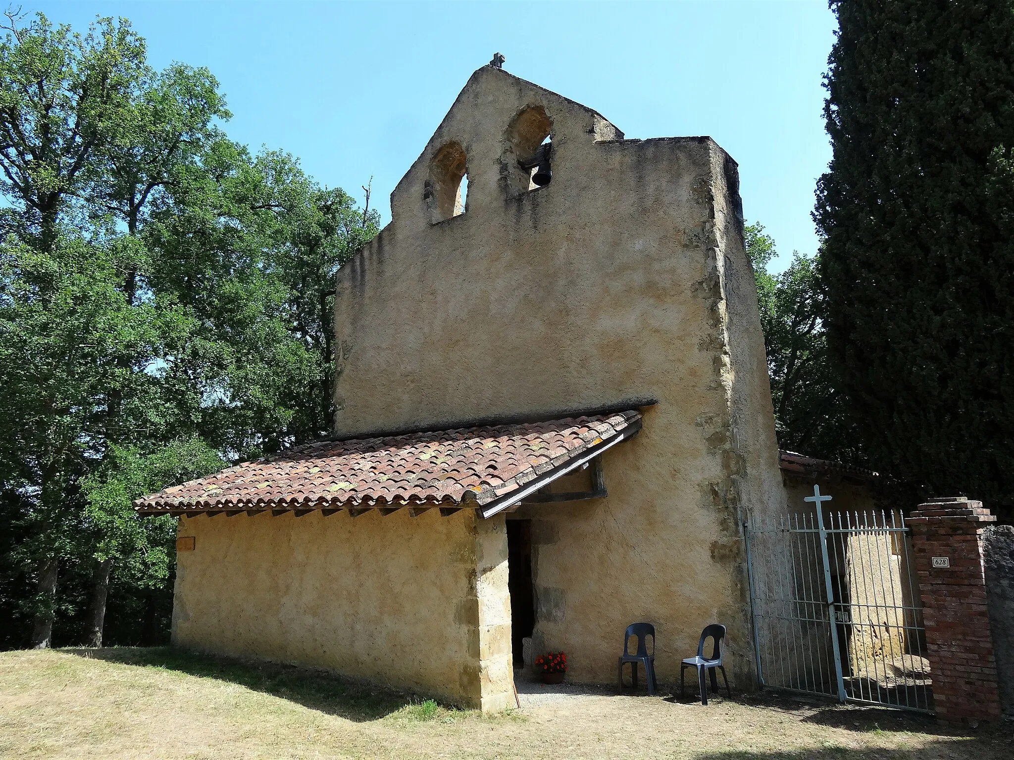 Photo showing: Le clocher-mur et le porche de la chapelle Saint-Laurent de Lasseube-Noble à Villefranche dans le Gers.