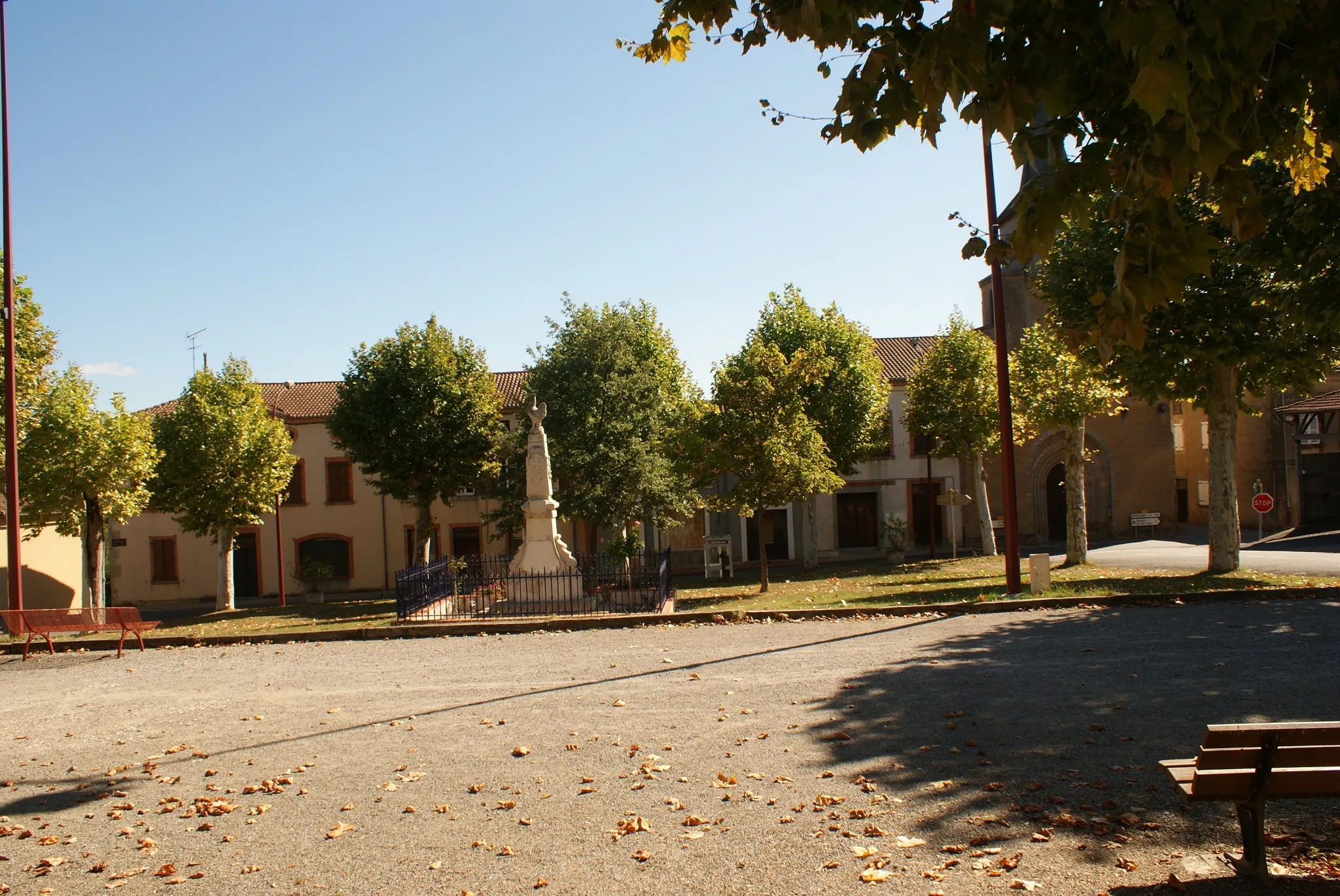 Photo showing: Plein met monument voor de gevallenen in Villefranche d'Astarach.