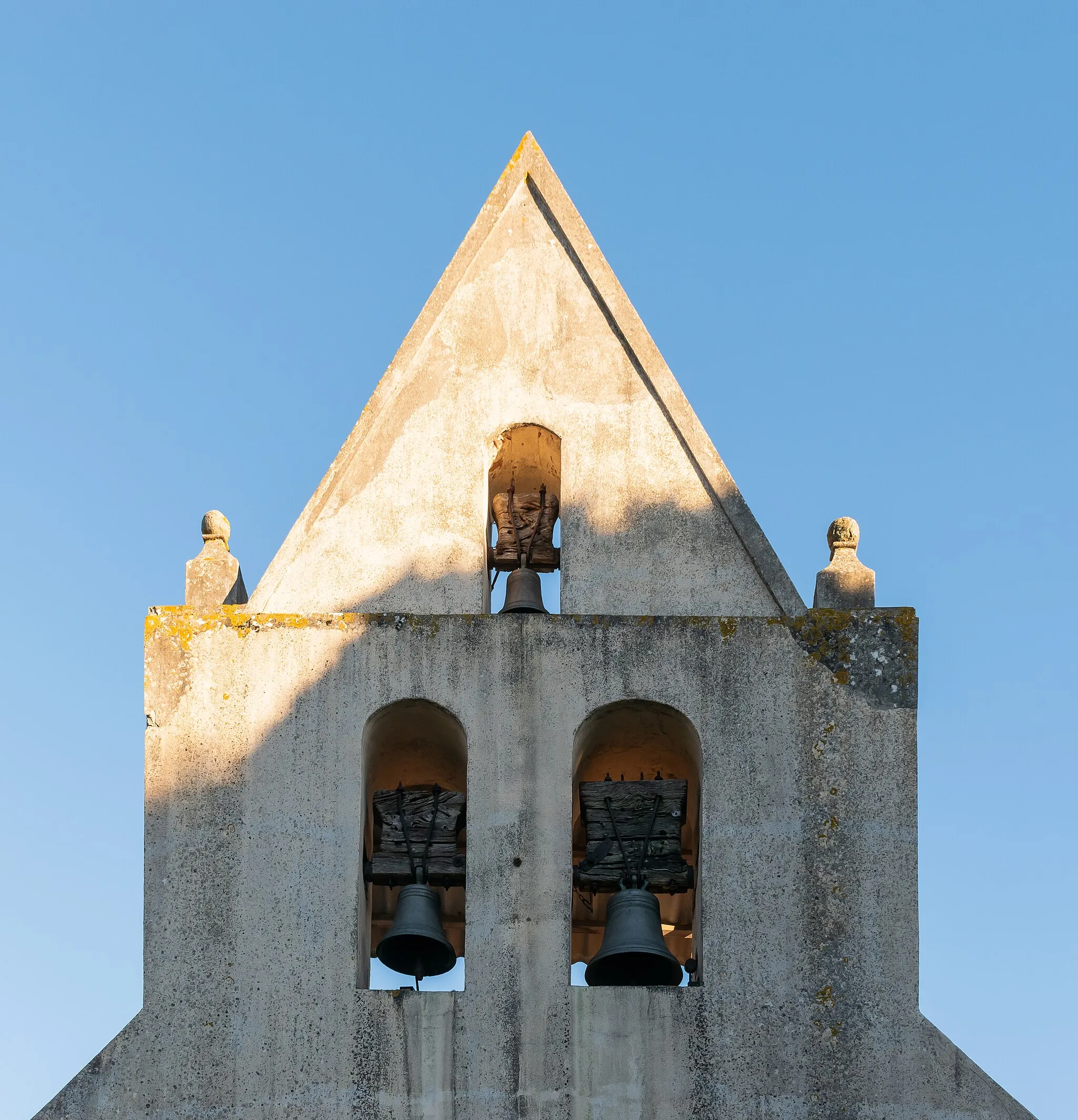 Photo showing: Bell tower of the Saints Peter and Paul church in Cadeillan, Gers, France