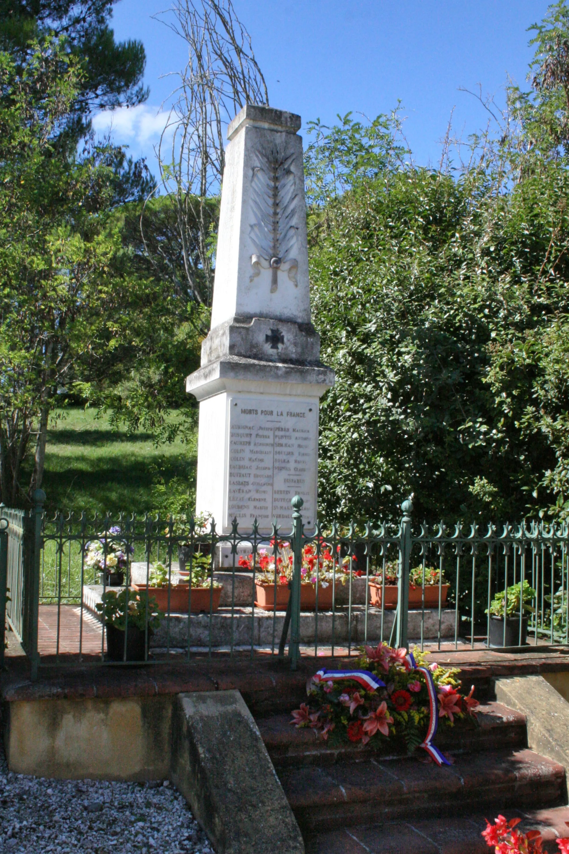 Photo showing: Monument aux morts, dans la commune de Monblanc, dans le Gers