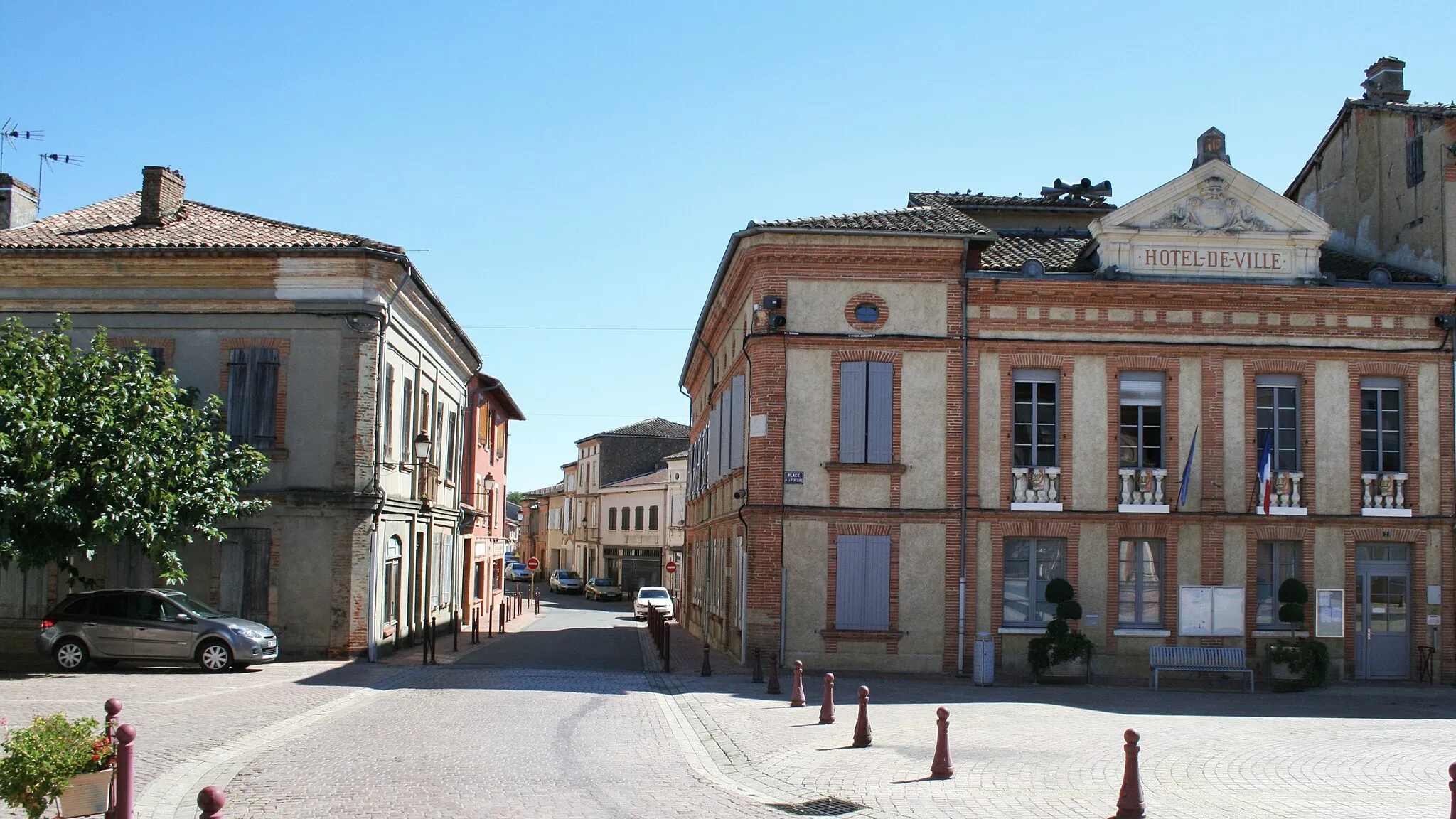 Photo showing: Place devant la mairie de la commune de Samatan, dans le Gers