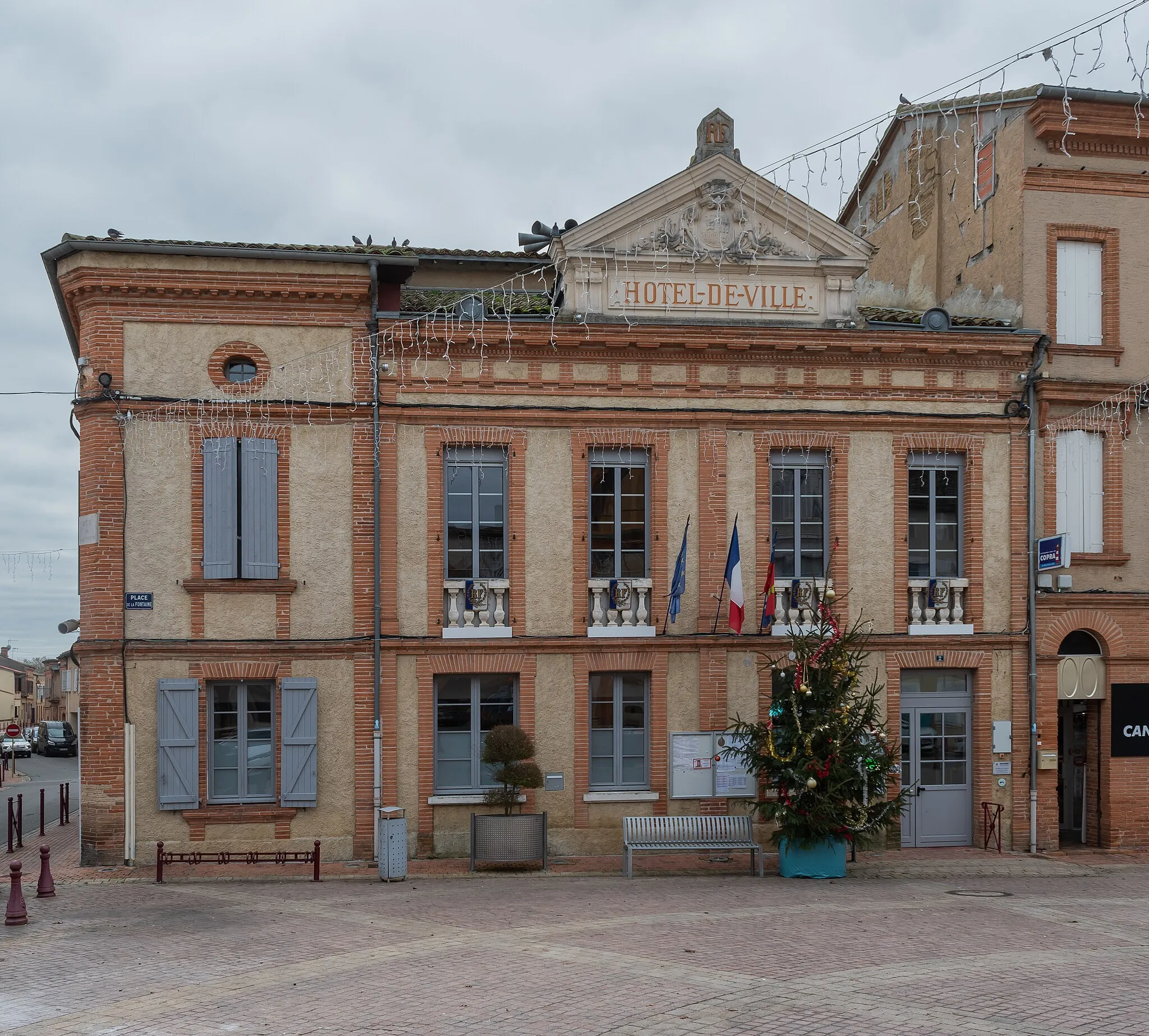 Photo showing: Town hall of Samatan, Gers, France