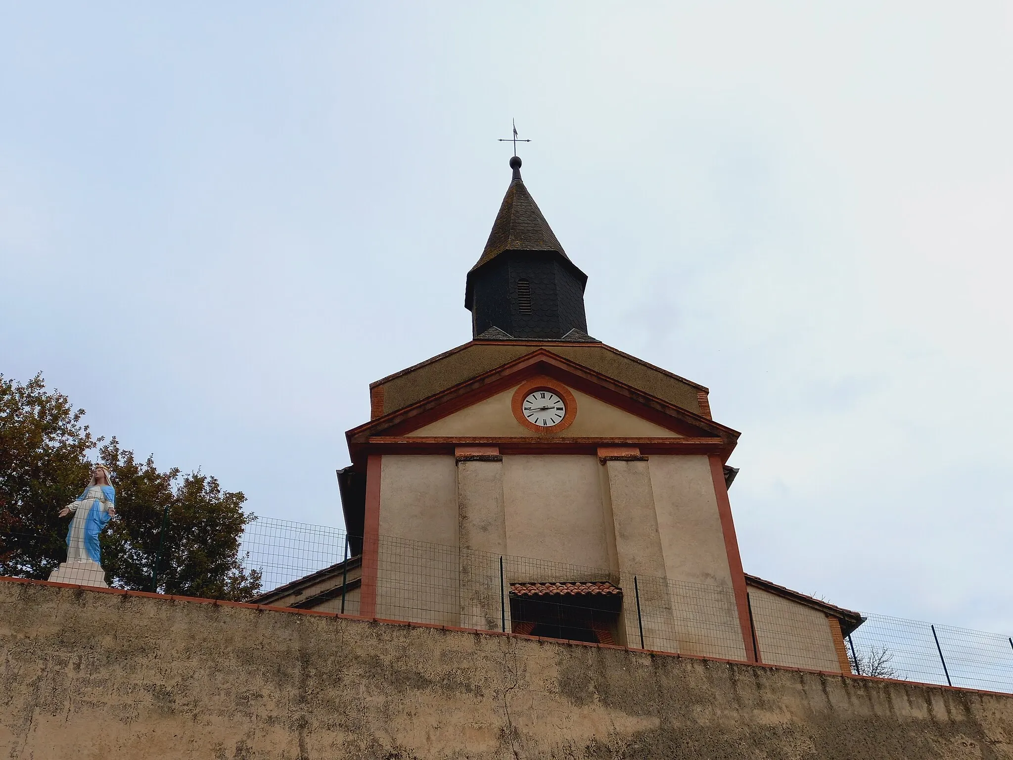 Photo showing: L'église Sainte-Madeleine de Labastide-Savès et statue Ave Maria.