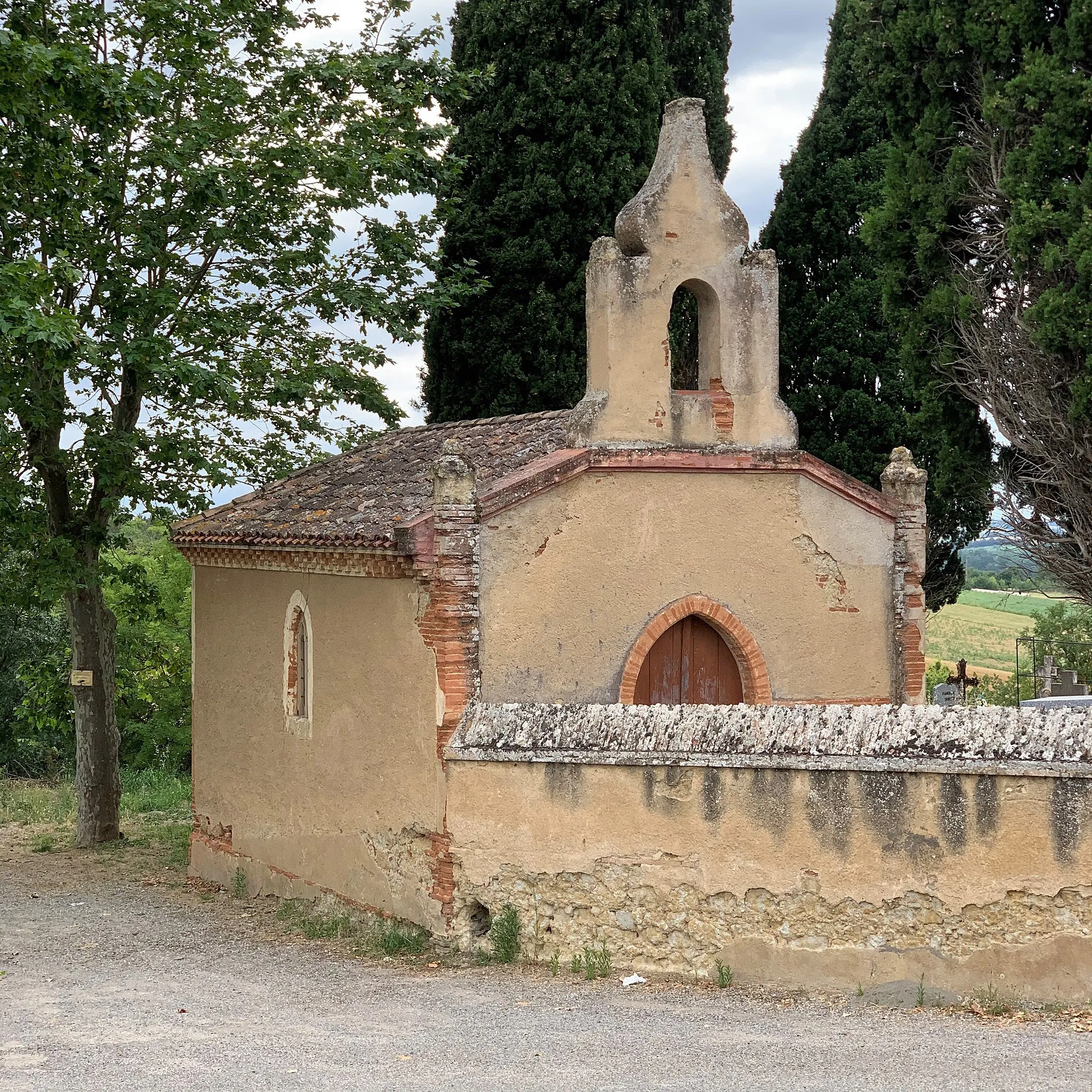 Photo showing: Chapelle du cimetière d'Endoufielle dans le Gers (France)