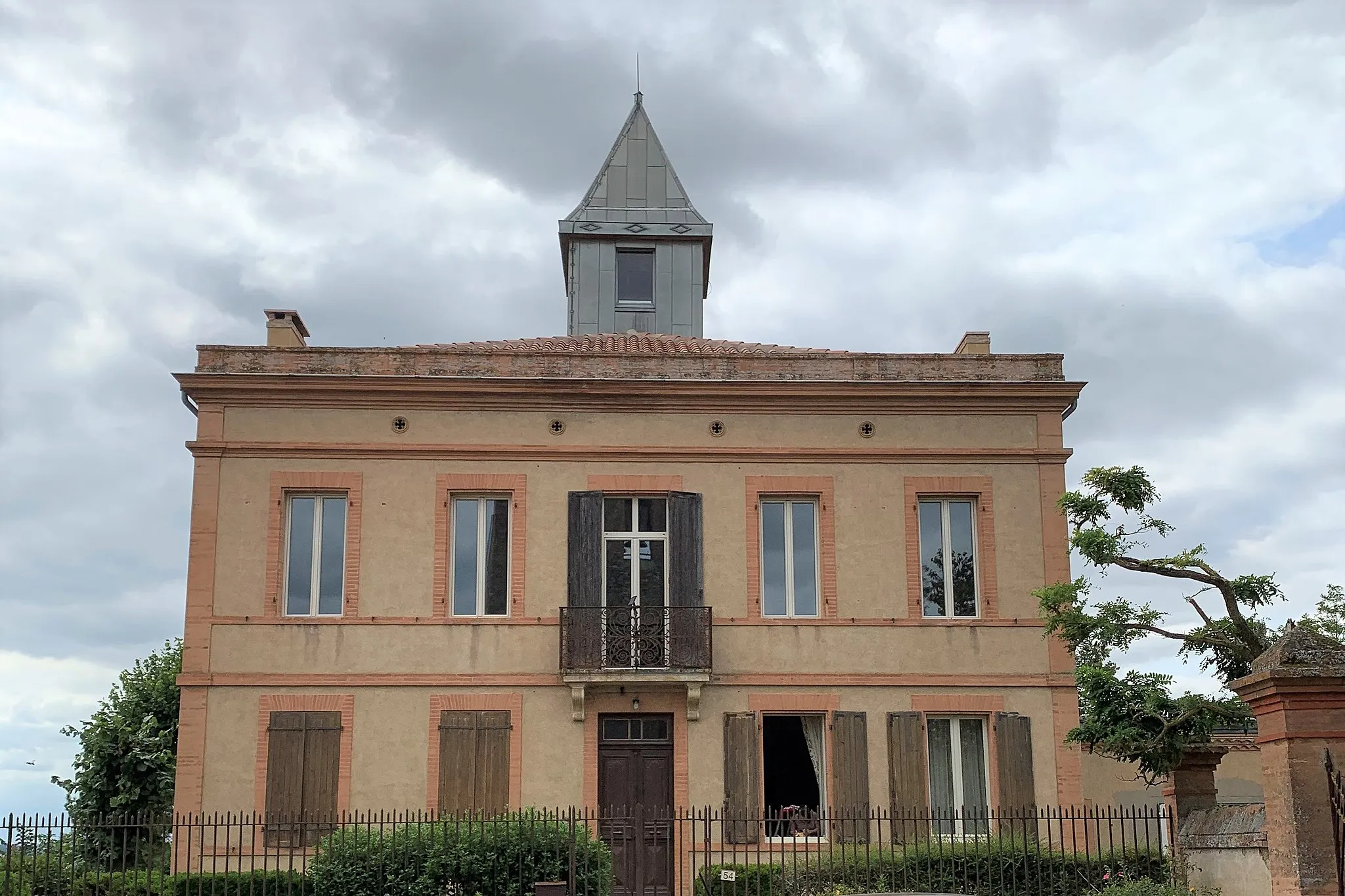 Photo showing: Maison avec tour face à l'église d'Endoufielle dans le Gers (France)