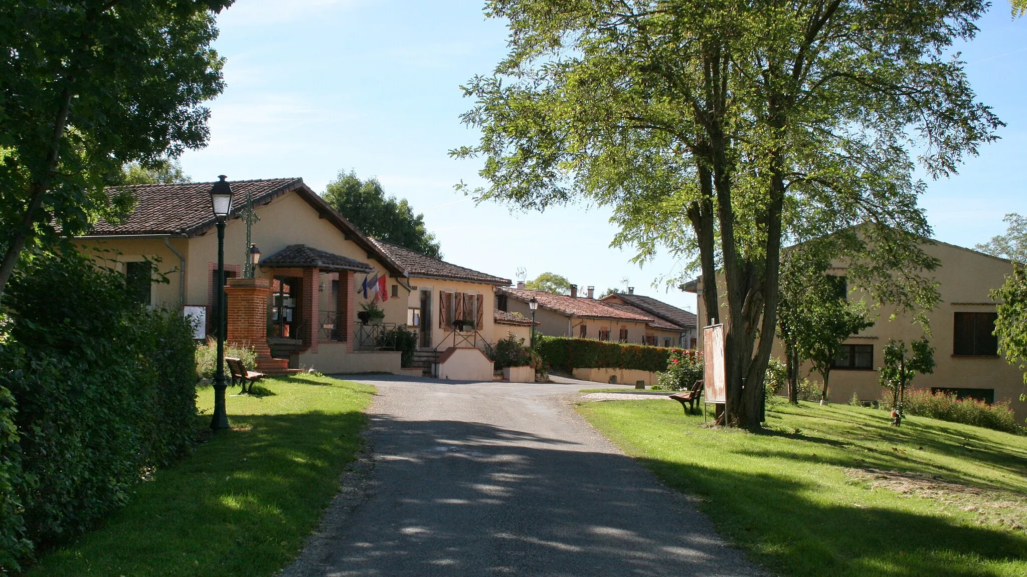 Photo showing: Rue de la commune de Savignac-Mona, dans le Gers