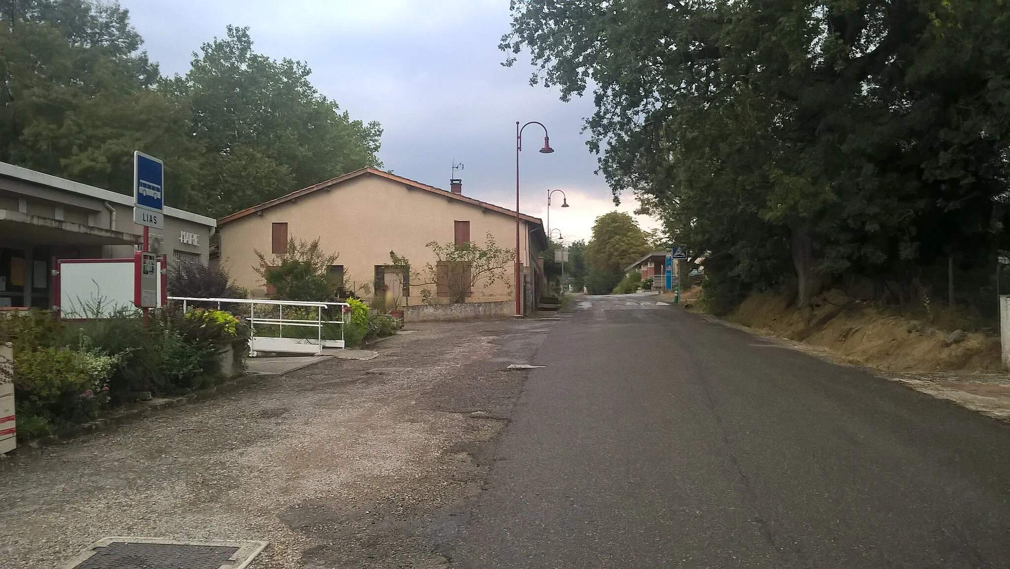 Photo showing: La route traversant Lias, vers L'Isle-Jourdain, Pujaudran et Bonrepos-sur-Aussonnelle. À gauche la salle polyvalente et mairie de la commune.