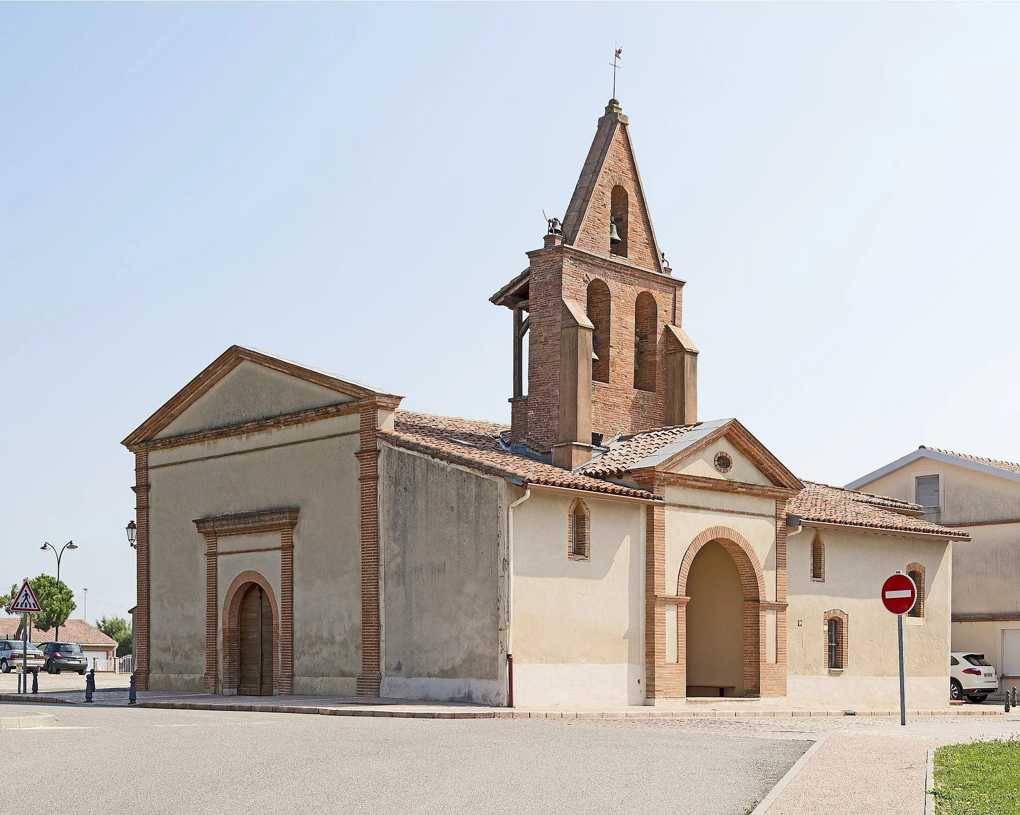 Photo showing: Pujaudran. The church.
