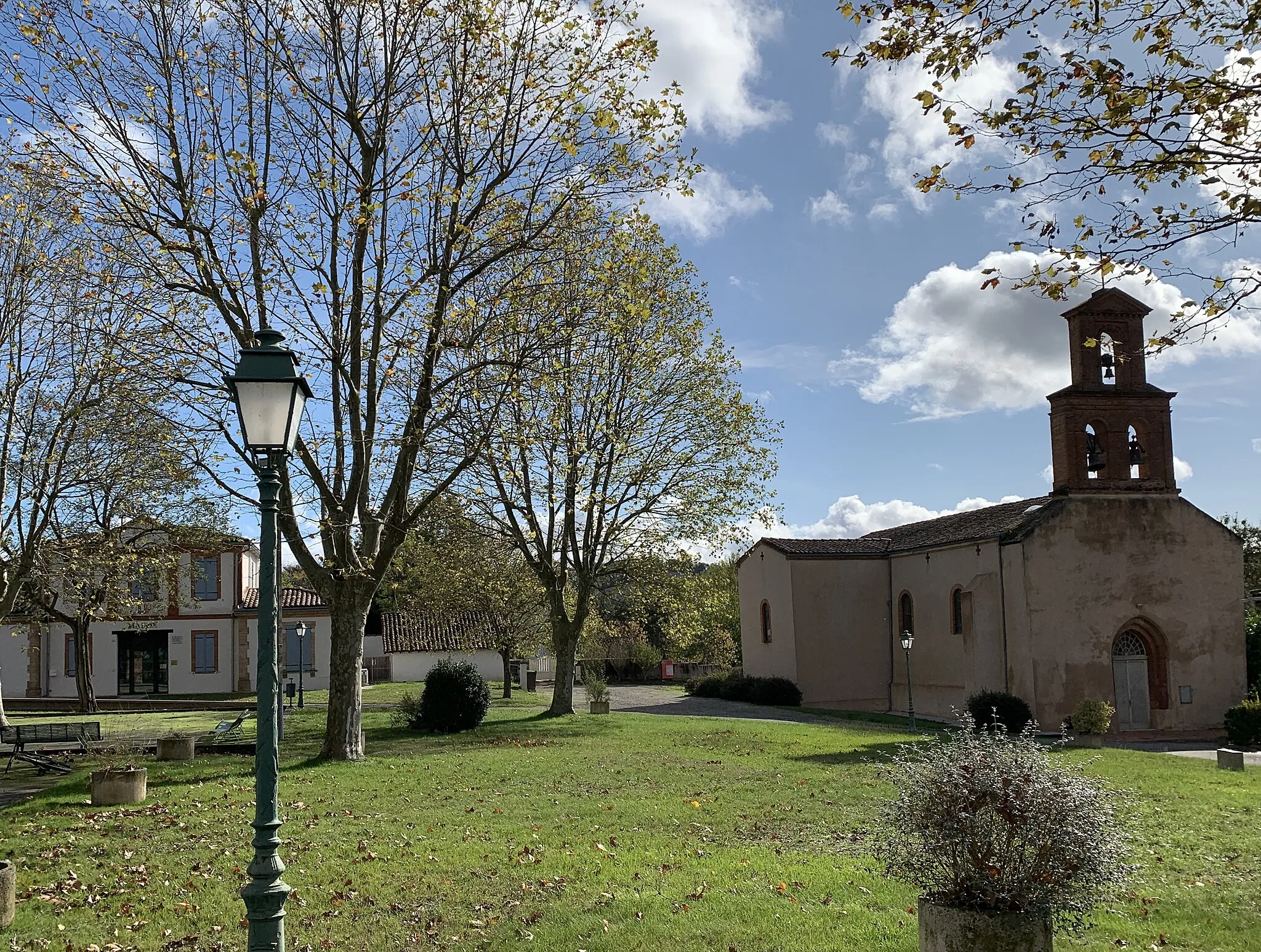 Photo showing: Mairie et église de Mérenvielle