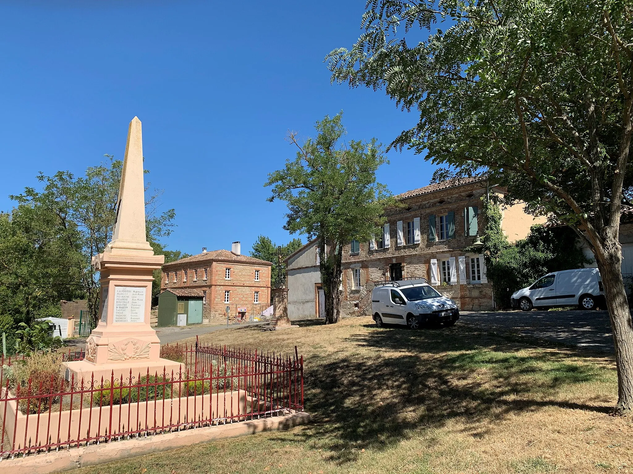 Photo showing: Devant l'église, la place d'Encausse dans le Gers, en France