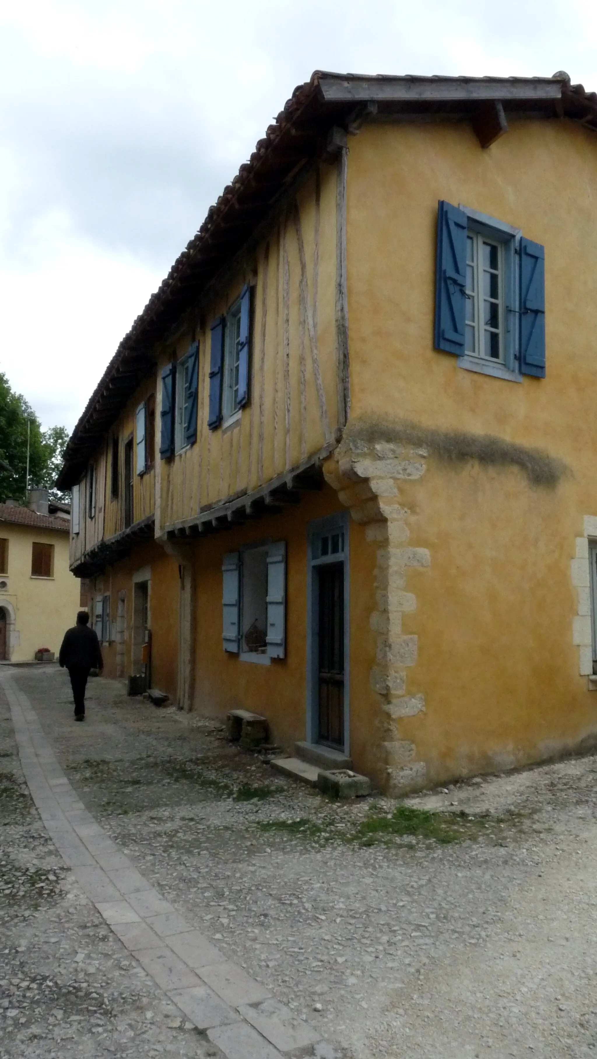 Photo showing: A street in the village of Sarrant (France)