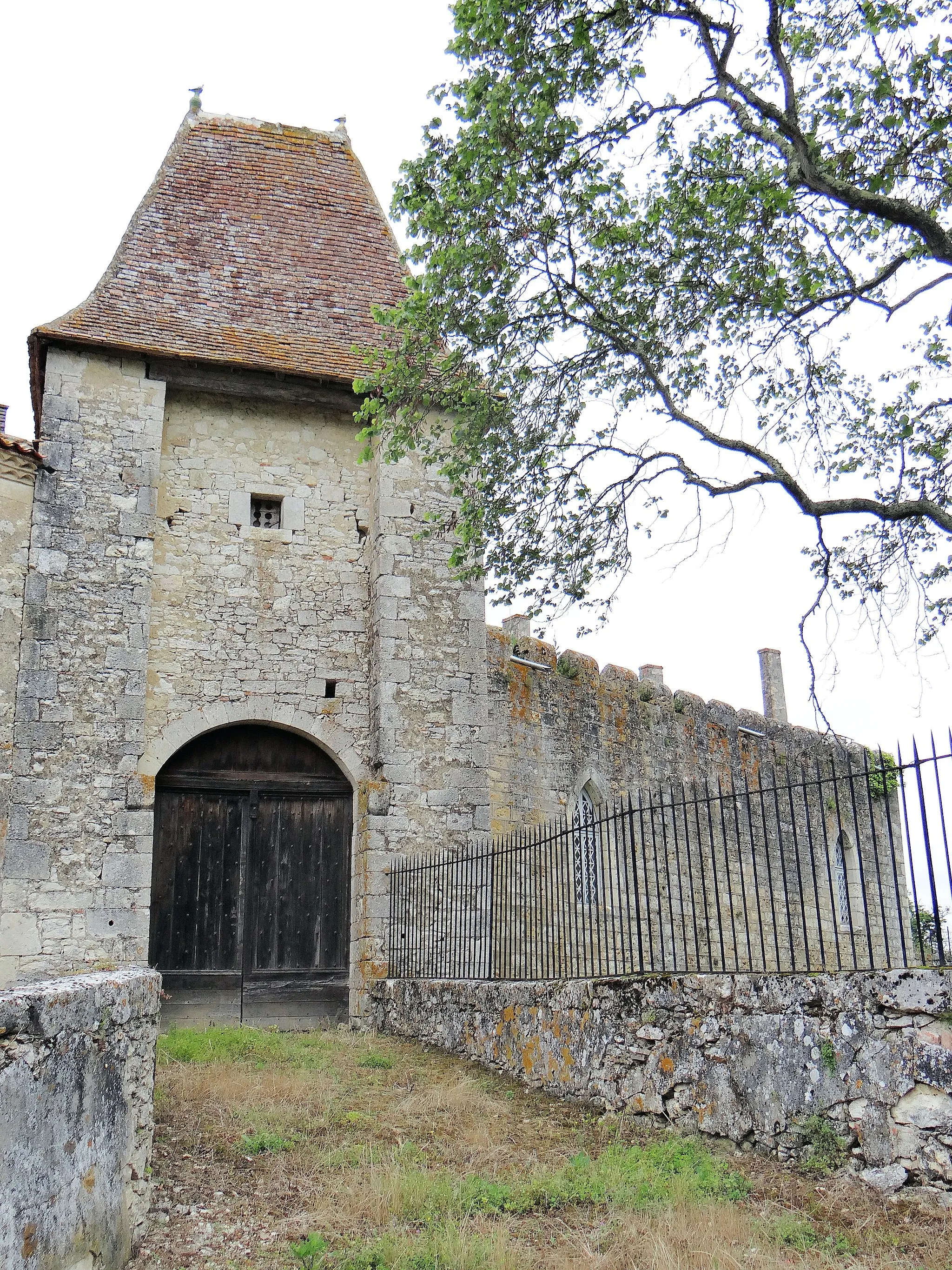 Photo showing: Château d'Avensac - Porche d'entrée
