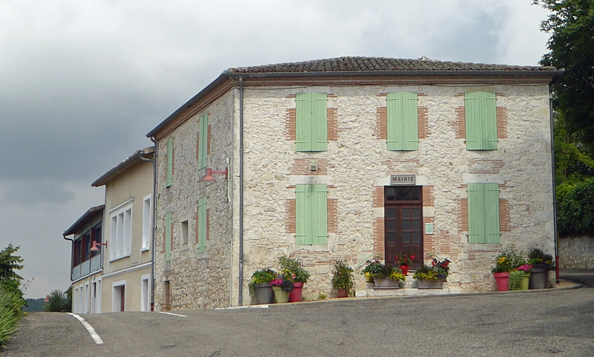 Photo showing: dans une maison à étage en pierres, volets peints en vert clair