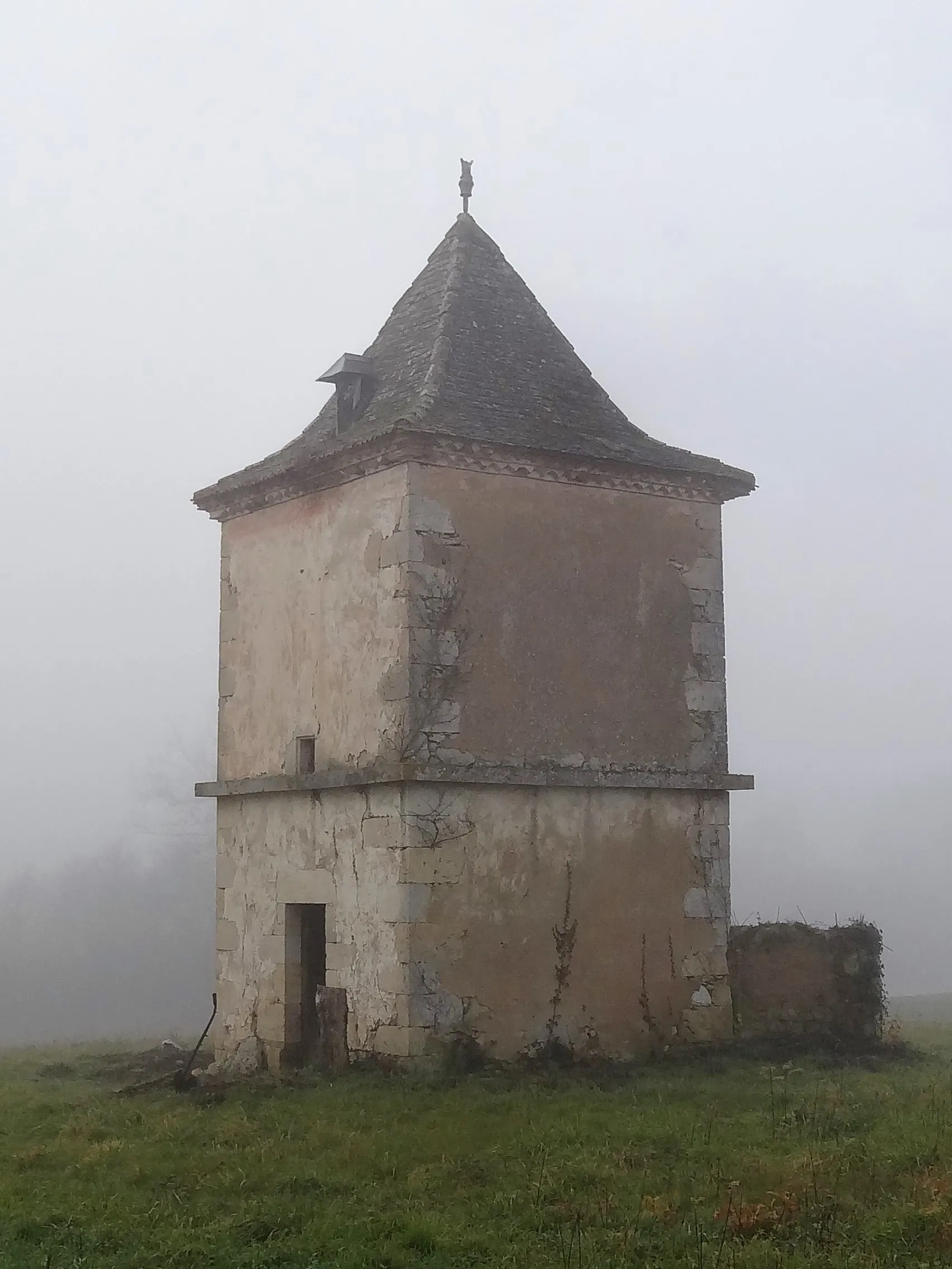 Photo showing: Pigeonnier à Castet-Arrouy par une matinée de brouillard.