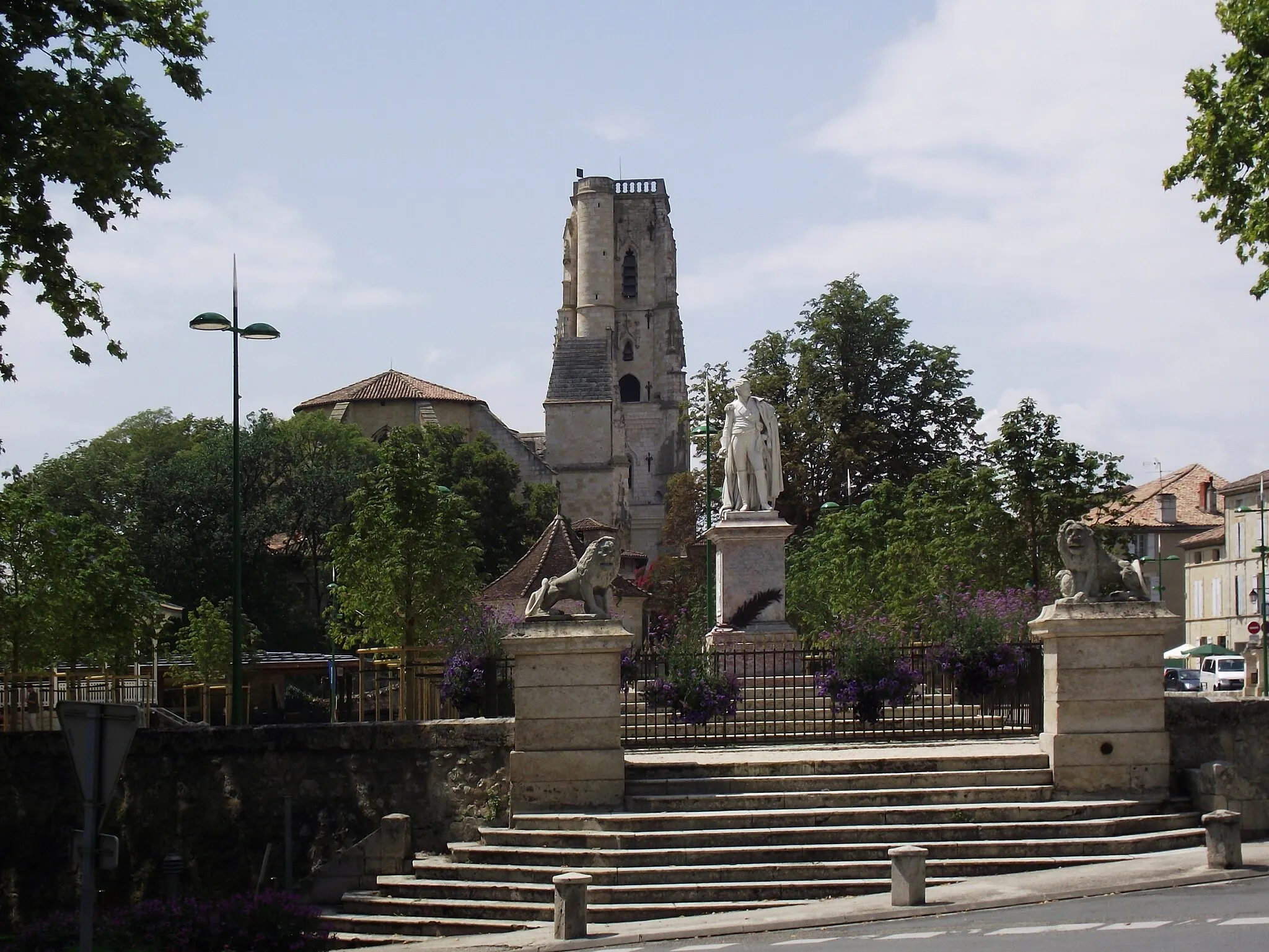 Photo showing: Statue du Maréchal Lannes et cathédrale Saint-Gervais-Saint-Protais (Lectoure, Gers, France).