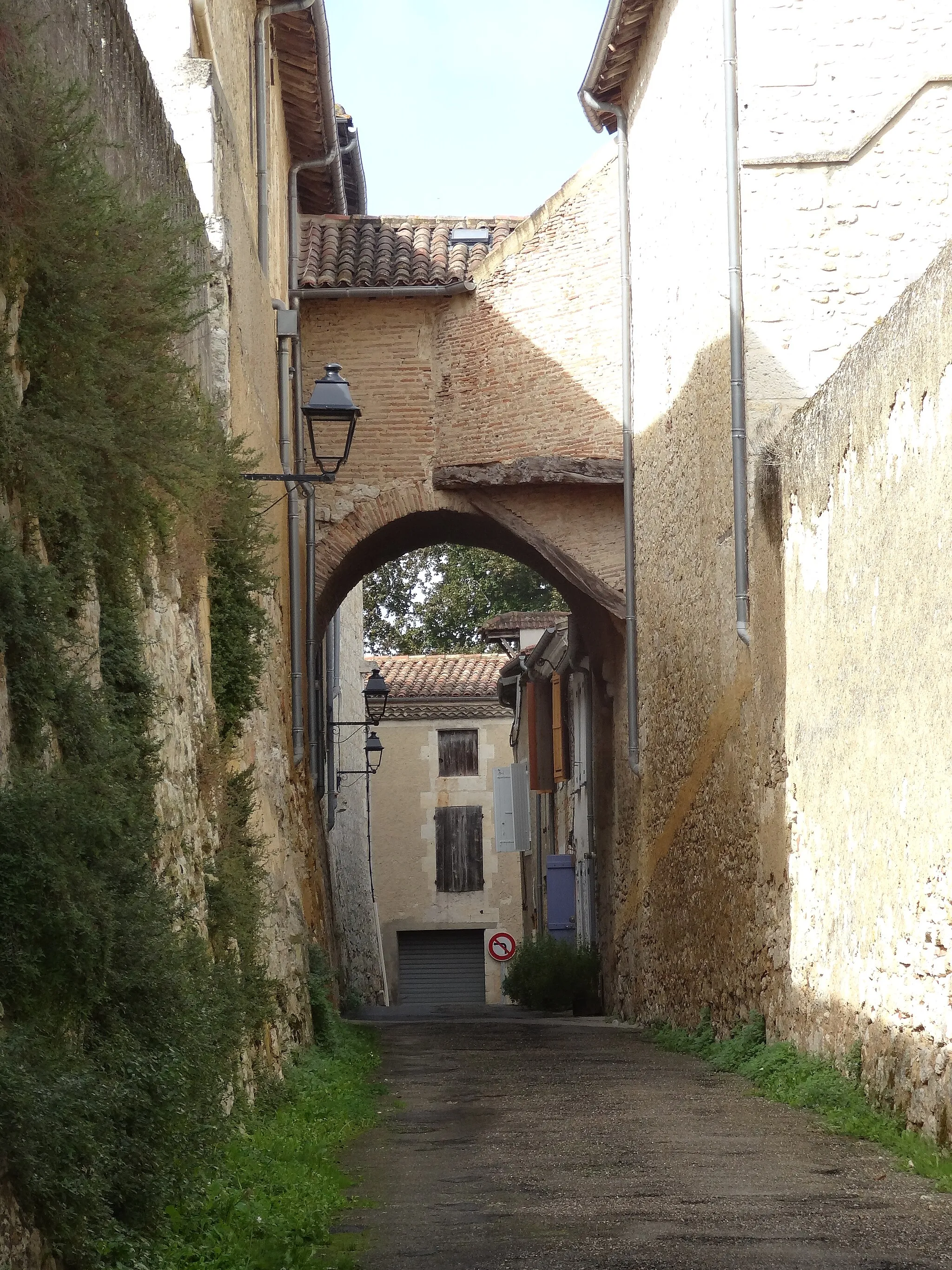 Photo showing: Passage des carmélites sur la rue Soules à Lectoure à l'occasion des Journées européennes du patrimoine 2021.