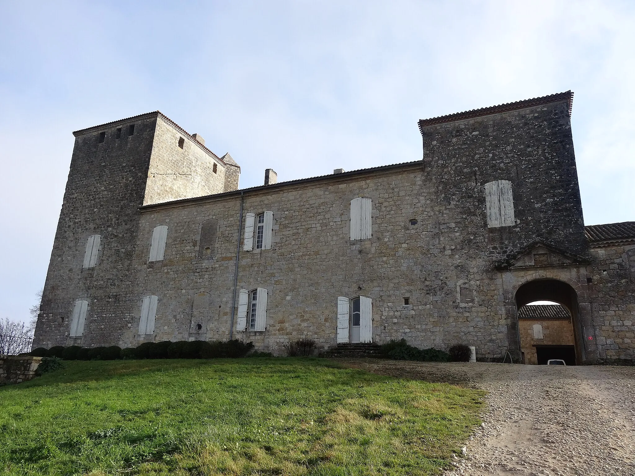 Photo showing: La façade ouest du château de Rouillac.