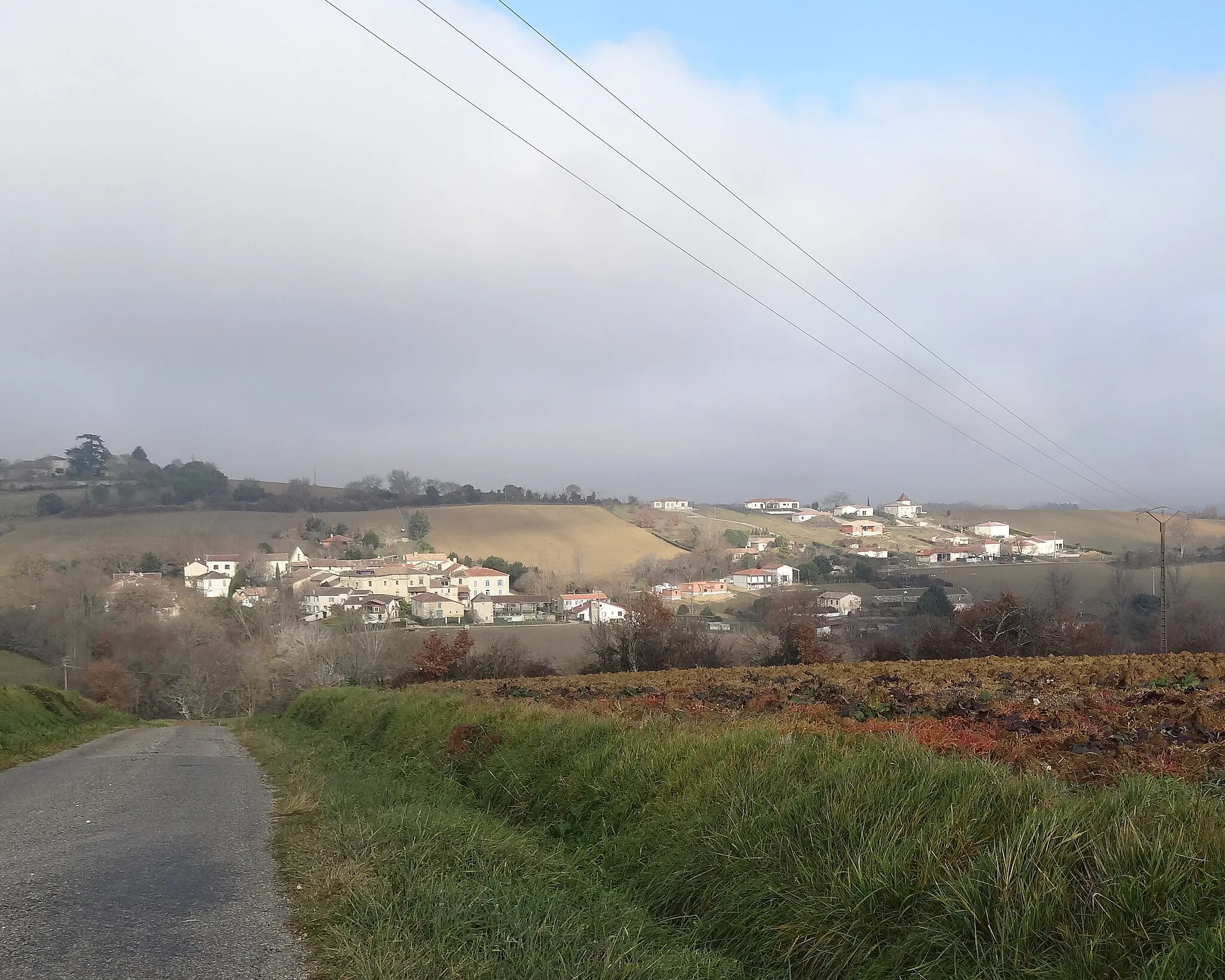 Photo showing: Vue générale de la commune de Gimbrède depuis le sud.