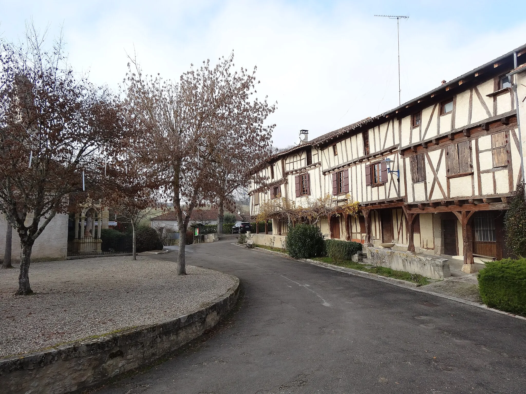 Photo showing: Belles maisons à colombages de Gimbrède‎ ainsi que la place du village.