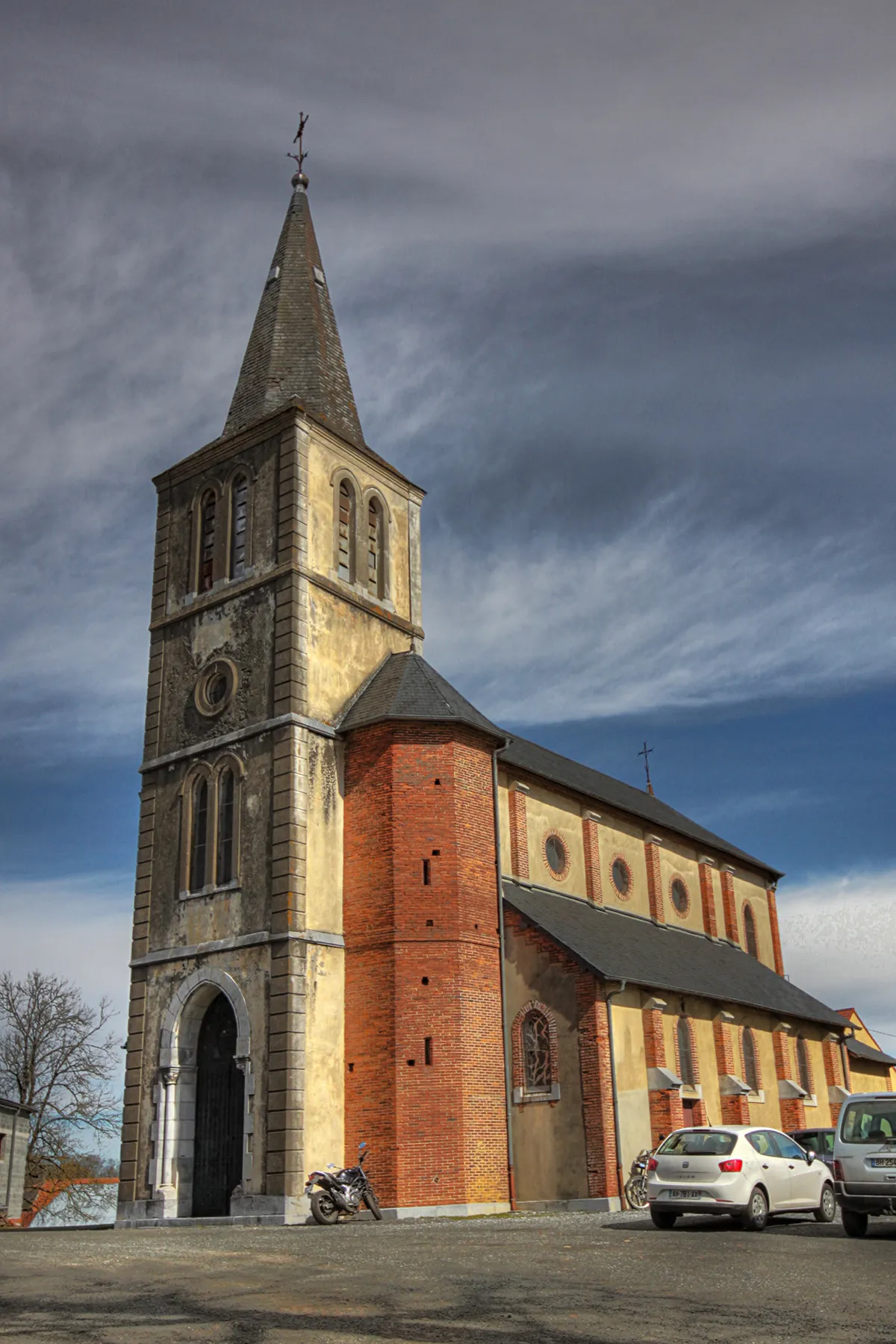 Photo showing: St Laurence's church in Ponson-Dessus, Pyrénées-Atlantiques, France.
Ponson-Dessus is in the Pyrénées-Atlantiques and twenty-five kilometers from Pau.

The church illustrated here replaces Ponson-Dessus’ original St Laurence's, which was destroyed around 1880. The church contains furniture, statues, and some objects recorded in the General Inventory of Cultural Heritage.