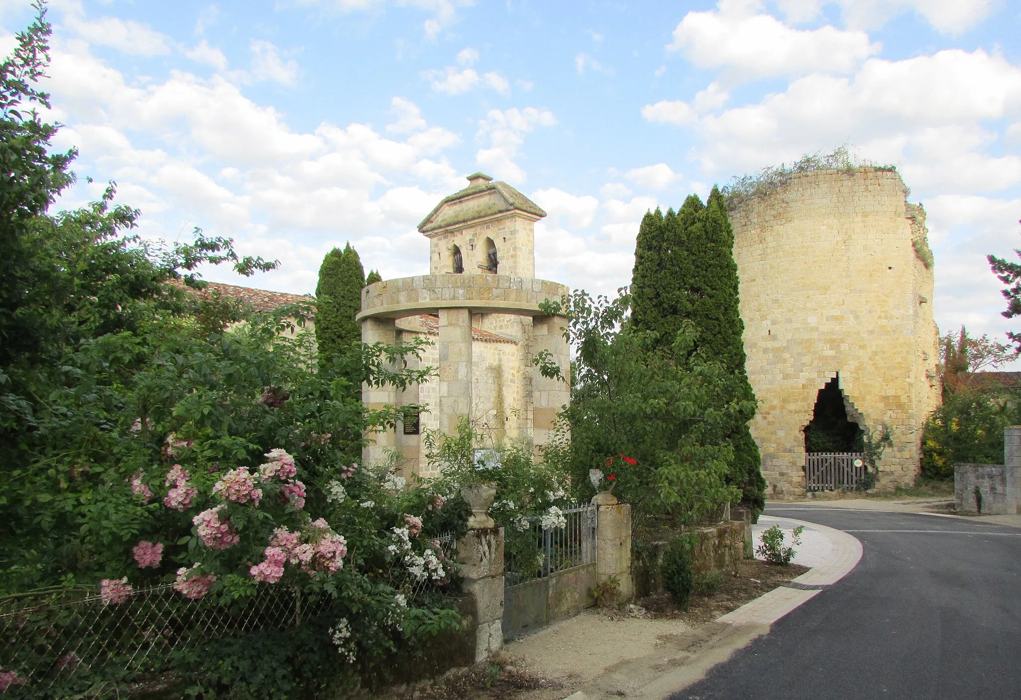 Photo showing: Les ruines du château, le monument aux Morts , le clocher de l'église.