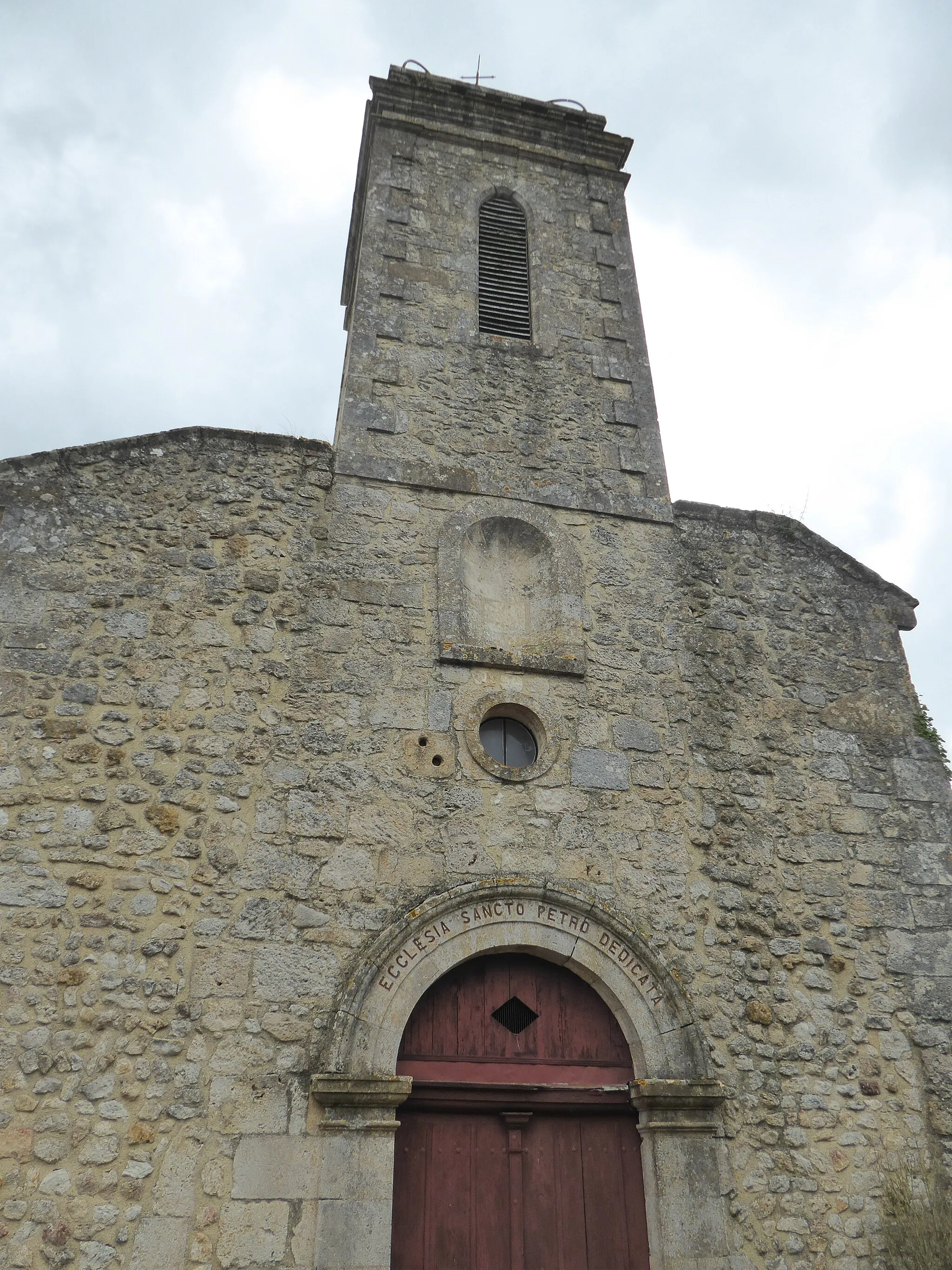 Photo showing: portail d'entrée de l'église de style roman surmonté d'un clocher en pierres se terminant par un toit terrasse