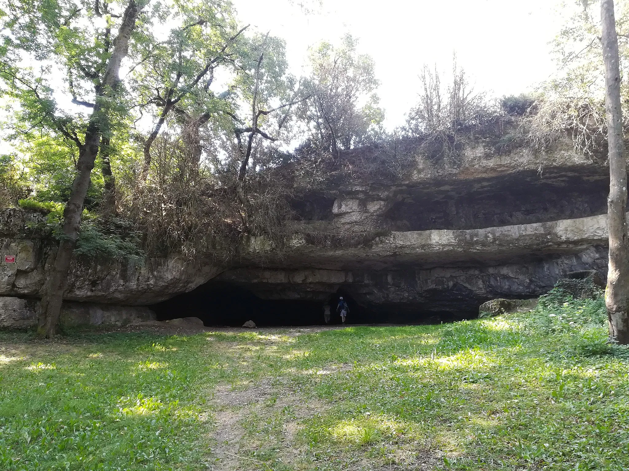 Photo showing: The Lacalm cave in Aiguefonde.