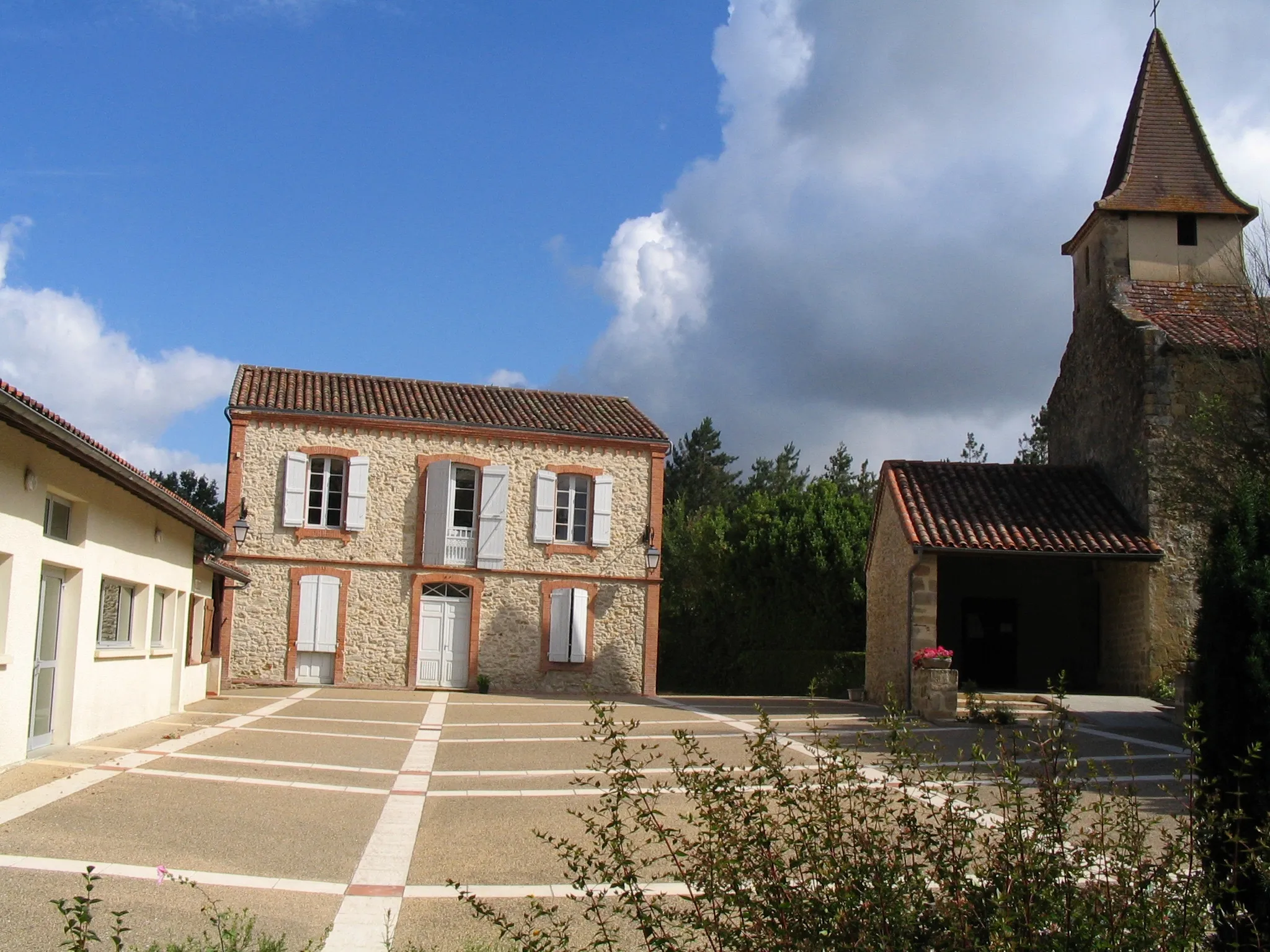 Photo showing: Mairie et église de Fustérouau