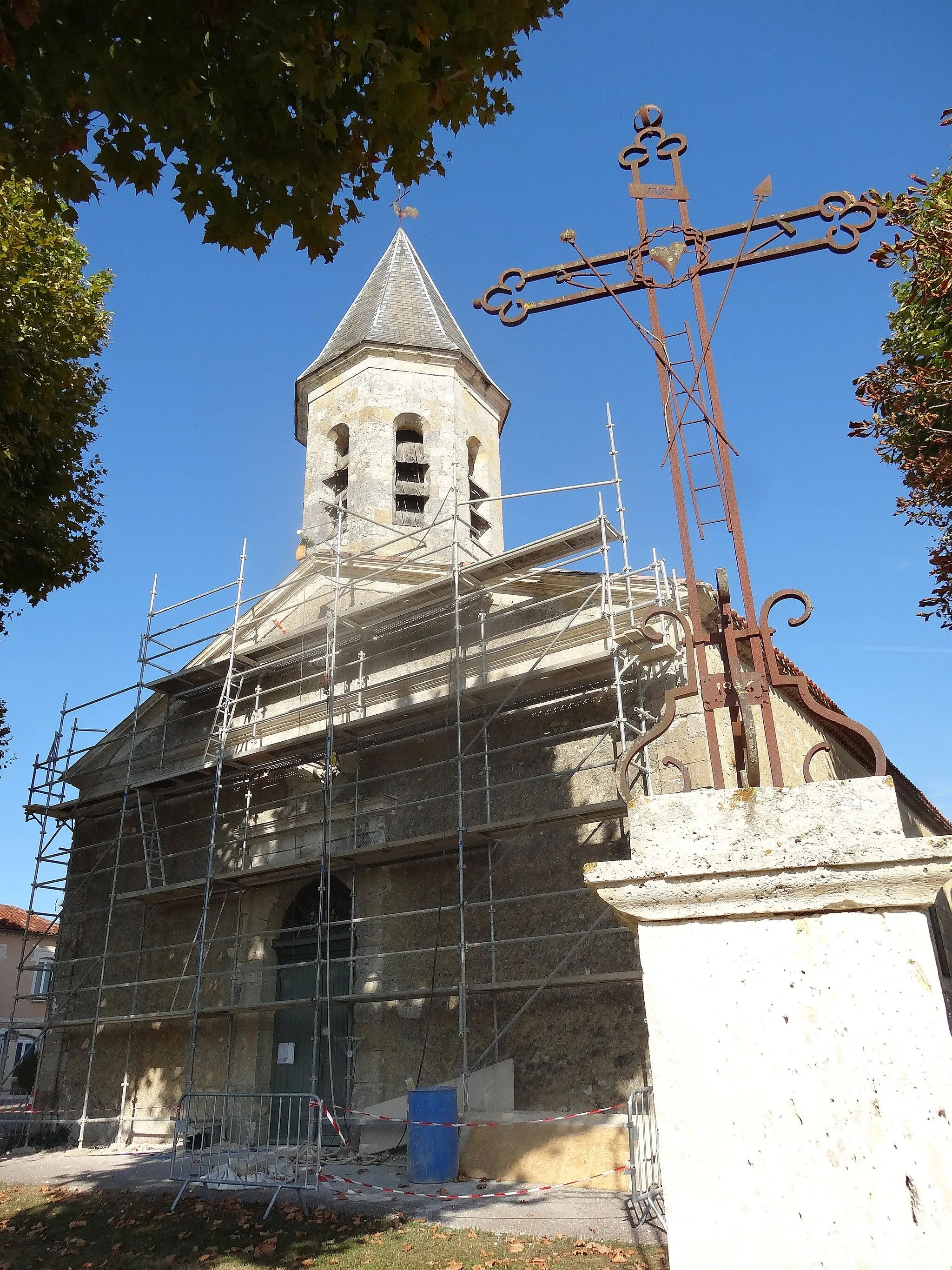 Photo showing: L'église Saint-Blaise de Brugnens en cours de réfection. Au premier plan se trouve une croix.
