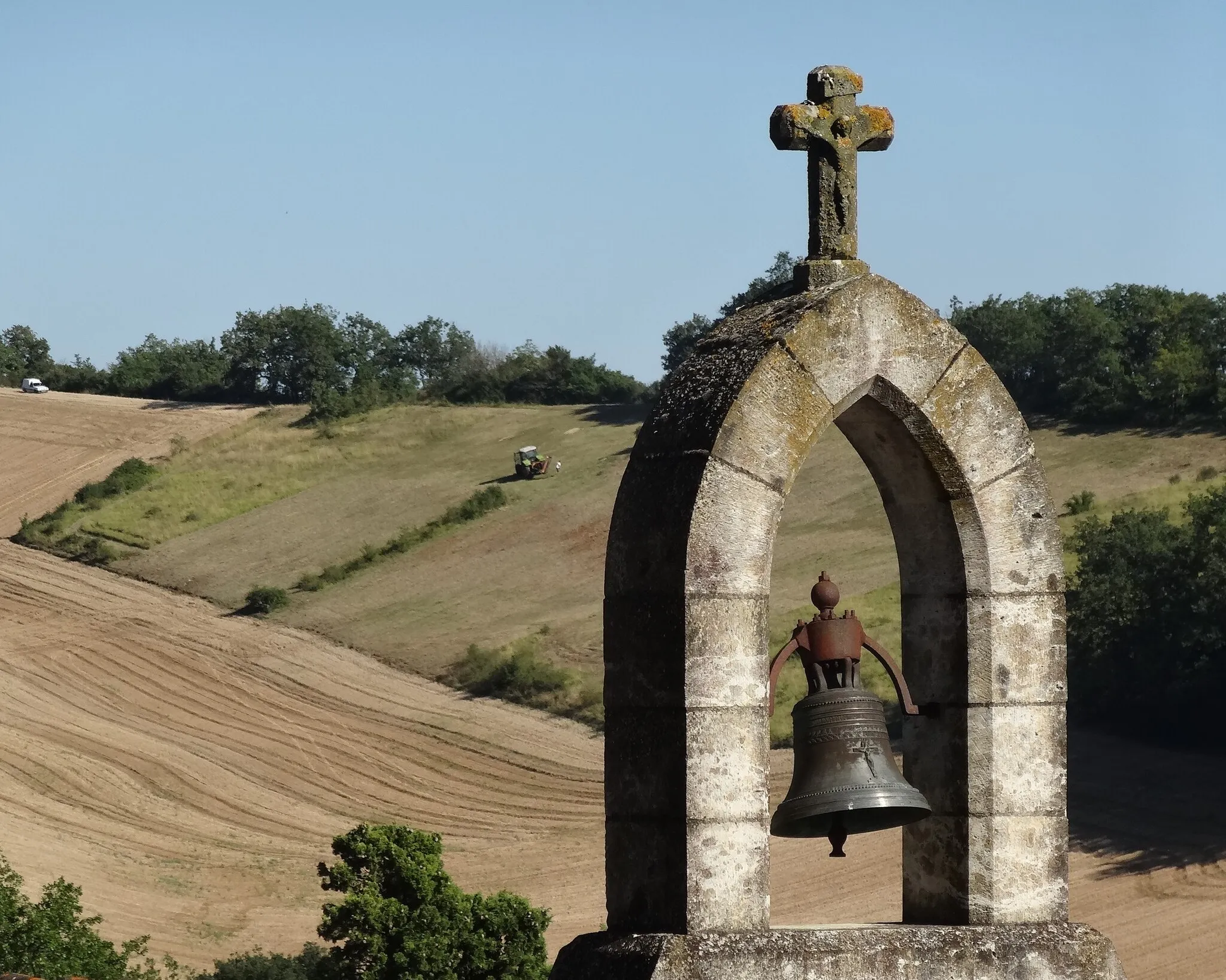 Photo showing: Cloche d'une chapelle de Castelnau-Barbarens.