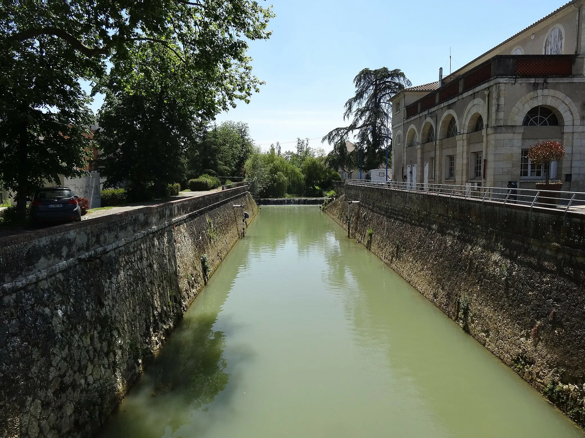 Photo showing: L'Auloue le long de l'établissement thermal de Castéra-Verduzan.