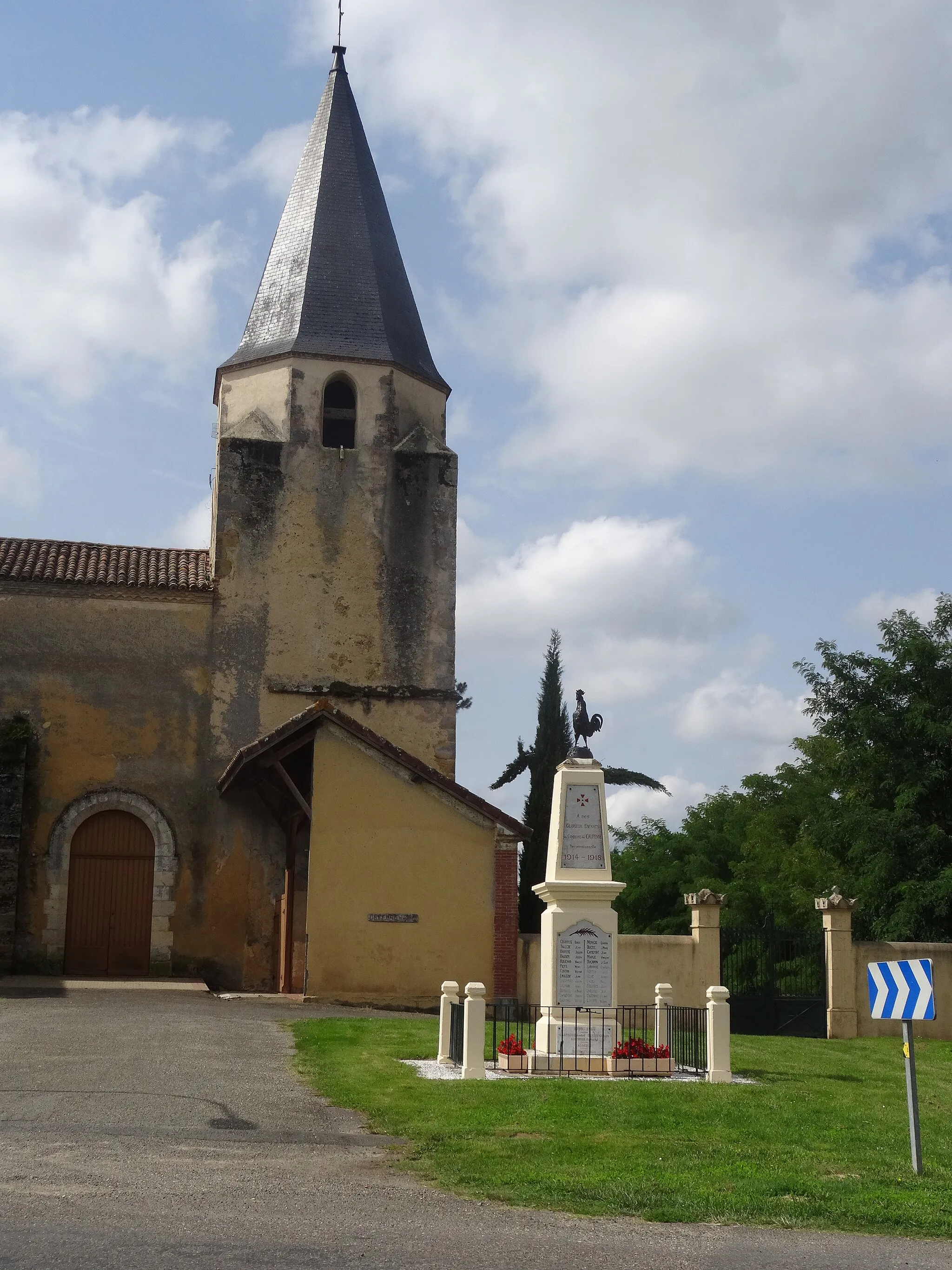 Photo showing: Eglise et monument aux morts de Caupenne d'Armagnac