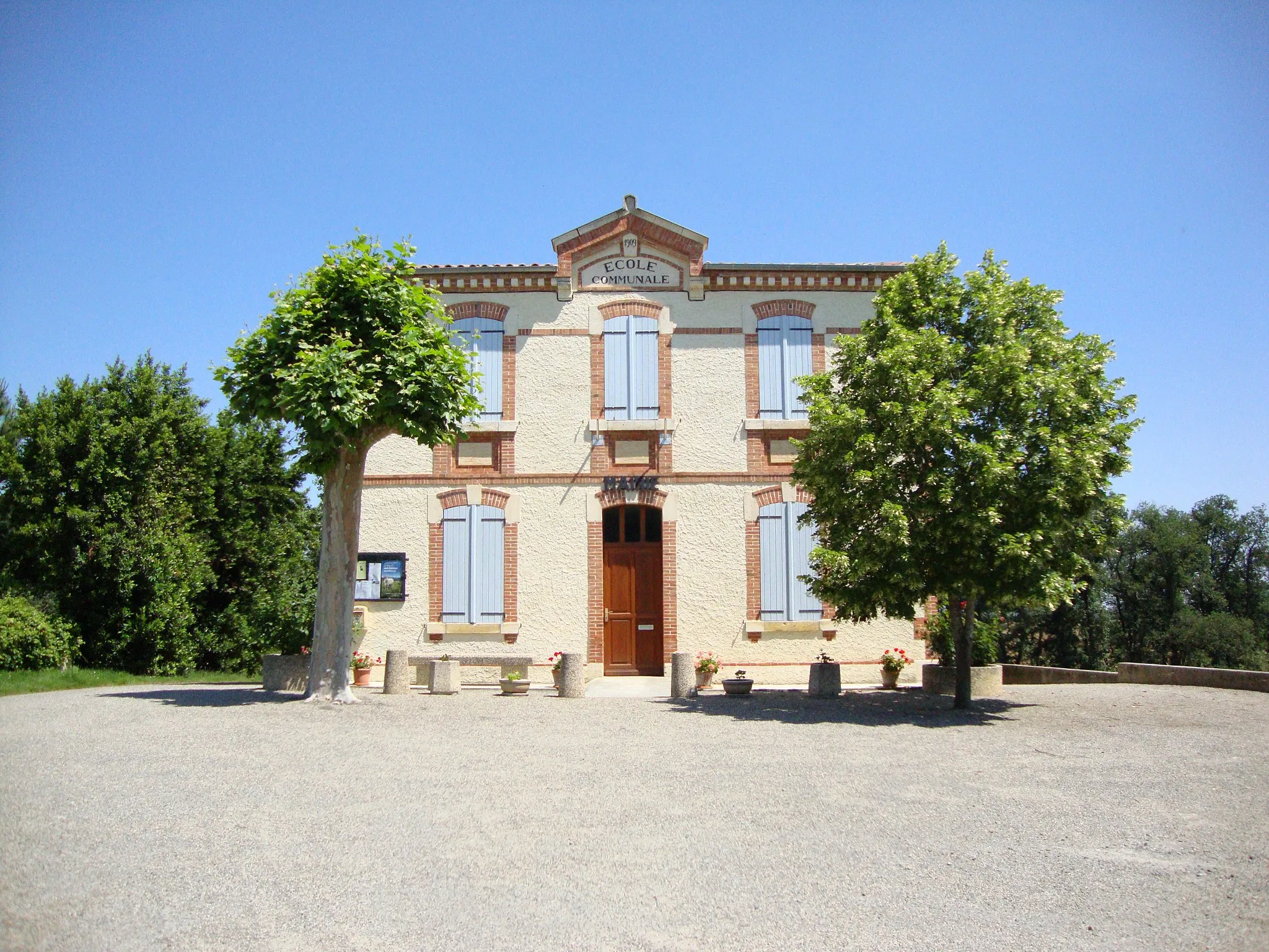 Photo showing: Juilles (Gers, Fr) mairie-école.