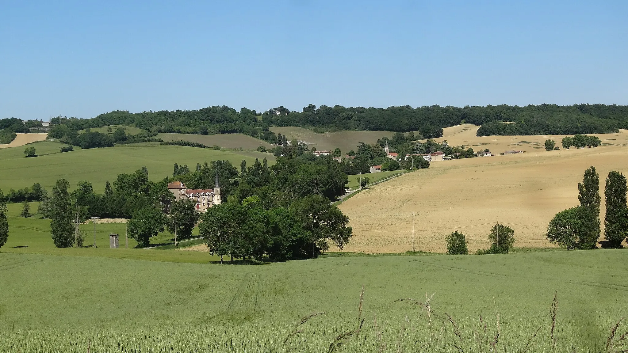 Photo showing: Le château de Macary au premier plan et le village de Larroque-Saint-Sernin en arrière-plan.