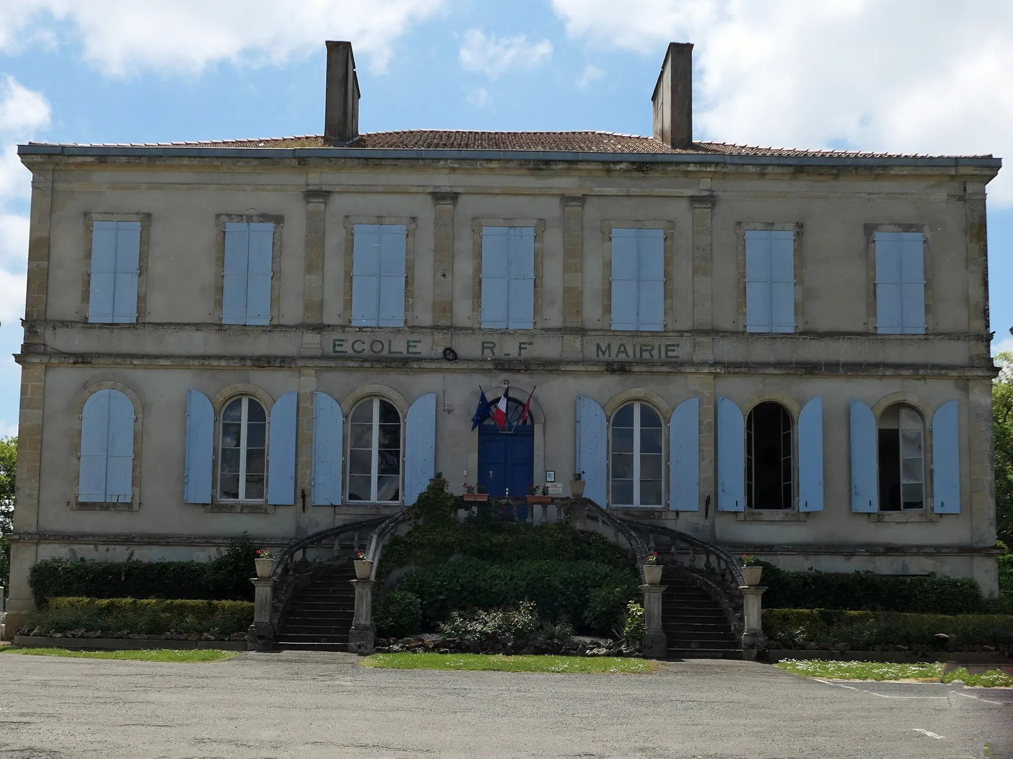 Photo showing: la mairie est installée dans le château du village