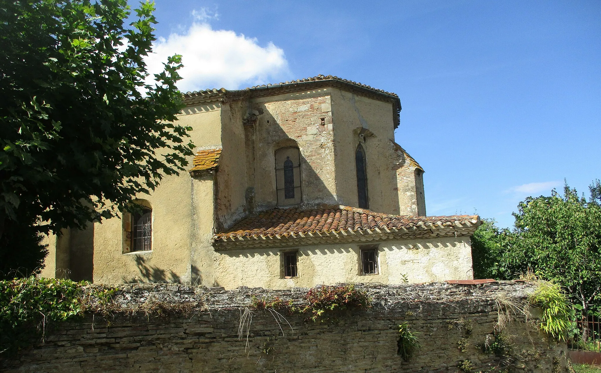 Photo showing: Abside de l'église de Loubédat. Construction en briques et en terre.