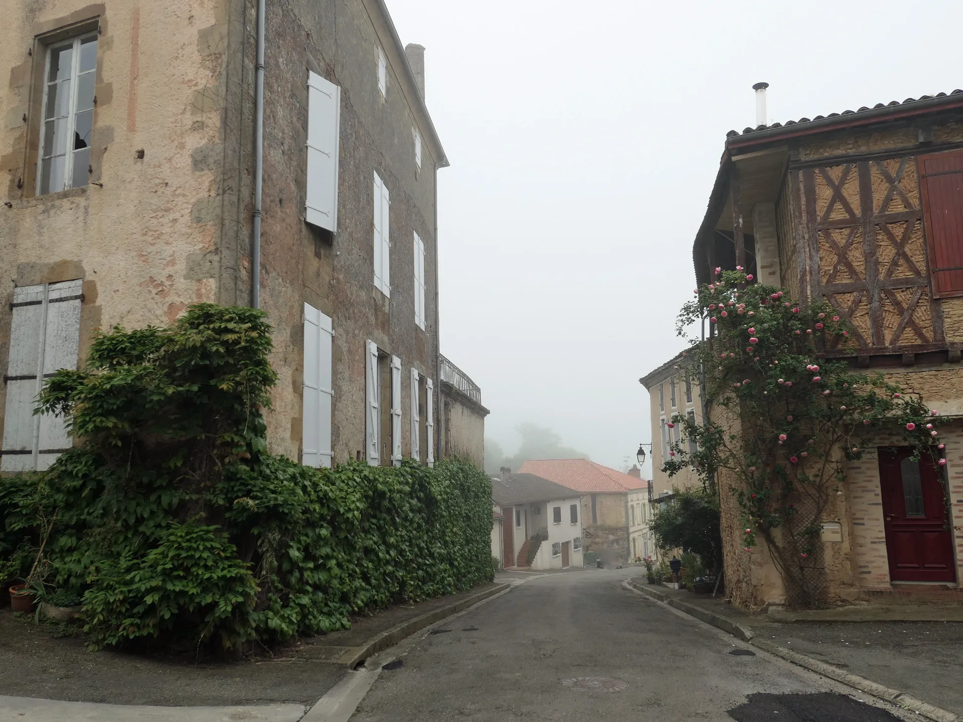 Photo showing: maisons anciennes dont une à colombages