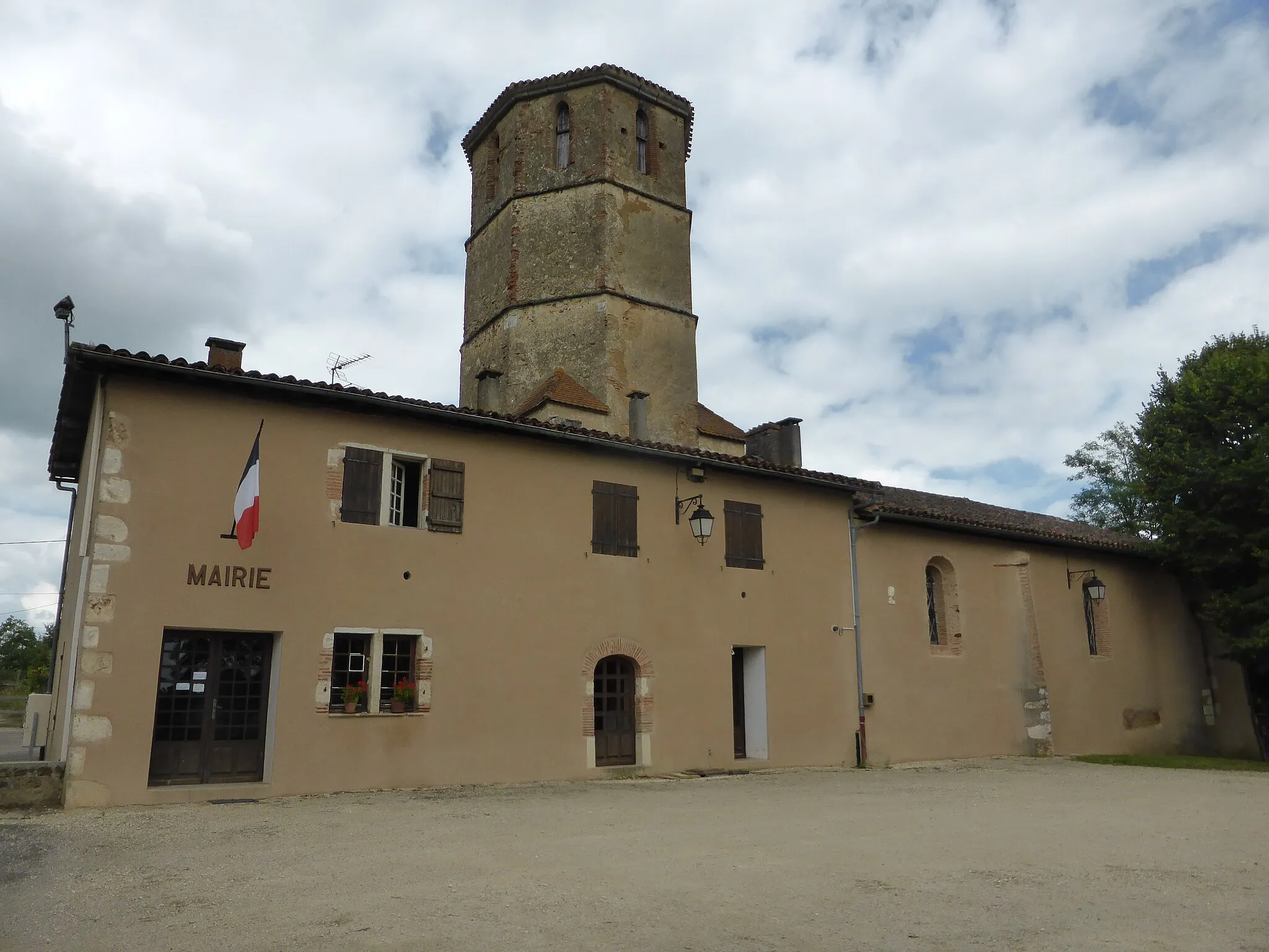 Photo showing: Mairie de Castex d'Armagnac et église Saint-Cane, dans le Gers