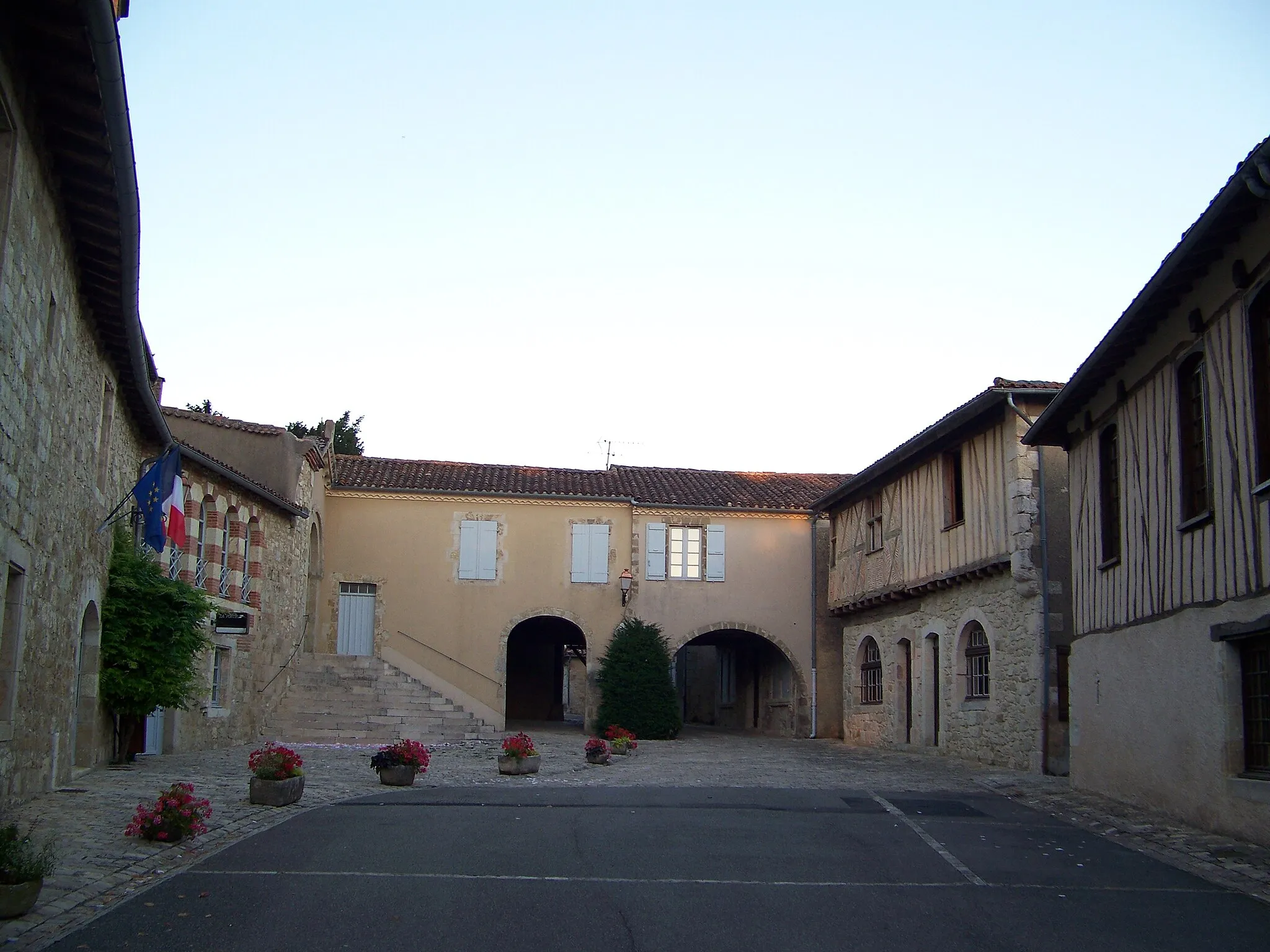 Photo showing: La « carrère » du village de Montaut-les-Créneaux, maisons à colombages, et la petite halle centrale.