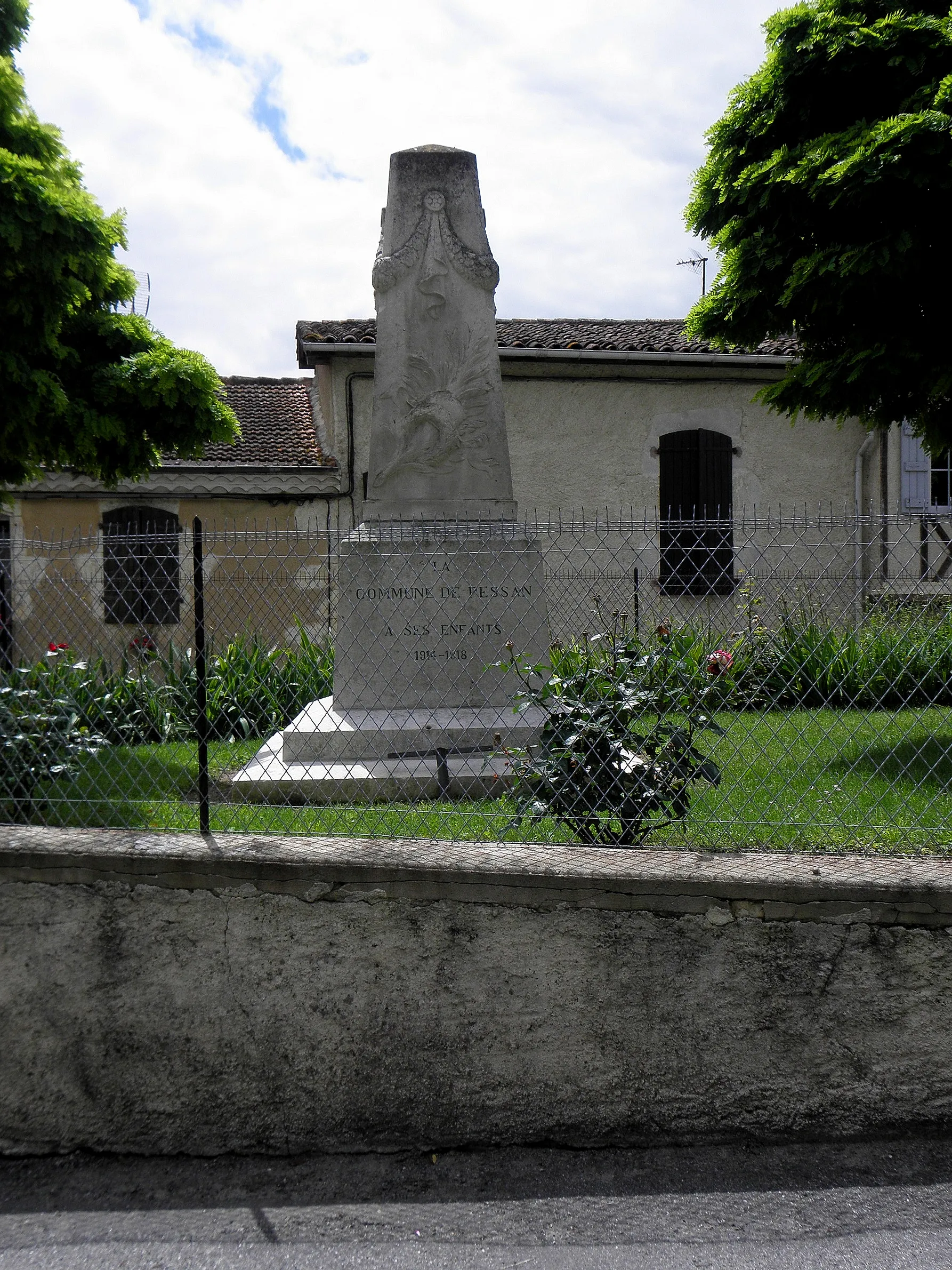 Photo showing: Monument aux morts de Pessan (32).