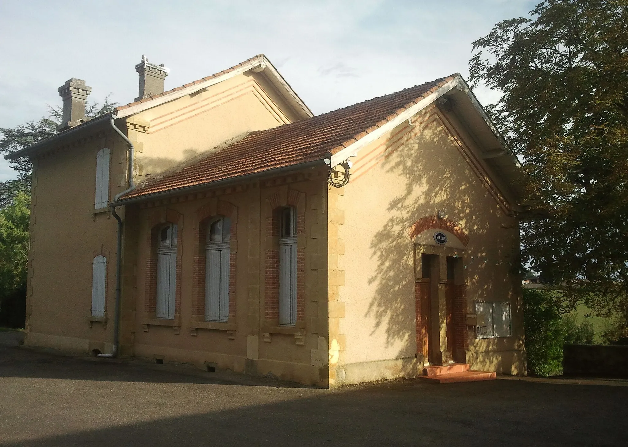 Photo showing: The town hall of Pouy-Loubrin