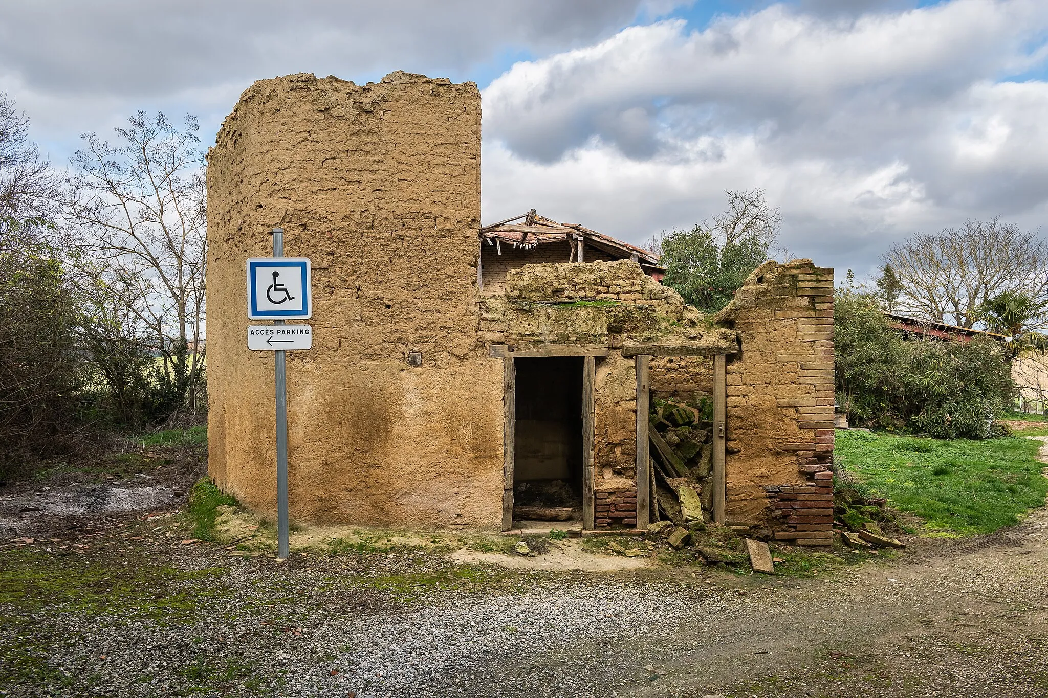 Photo showing: Ruined building in Saint-Martin-Gimois, Gers, France