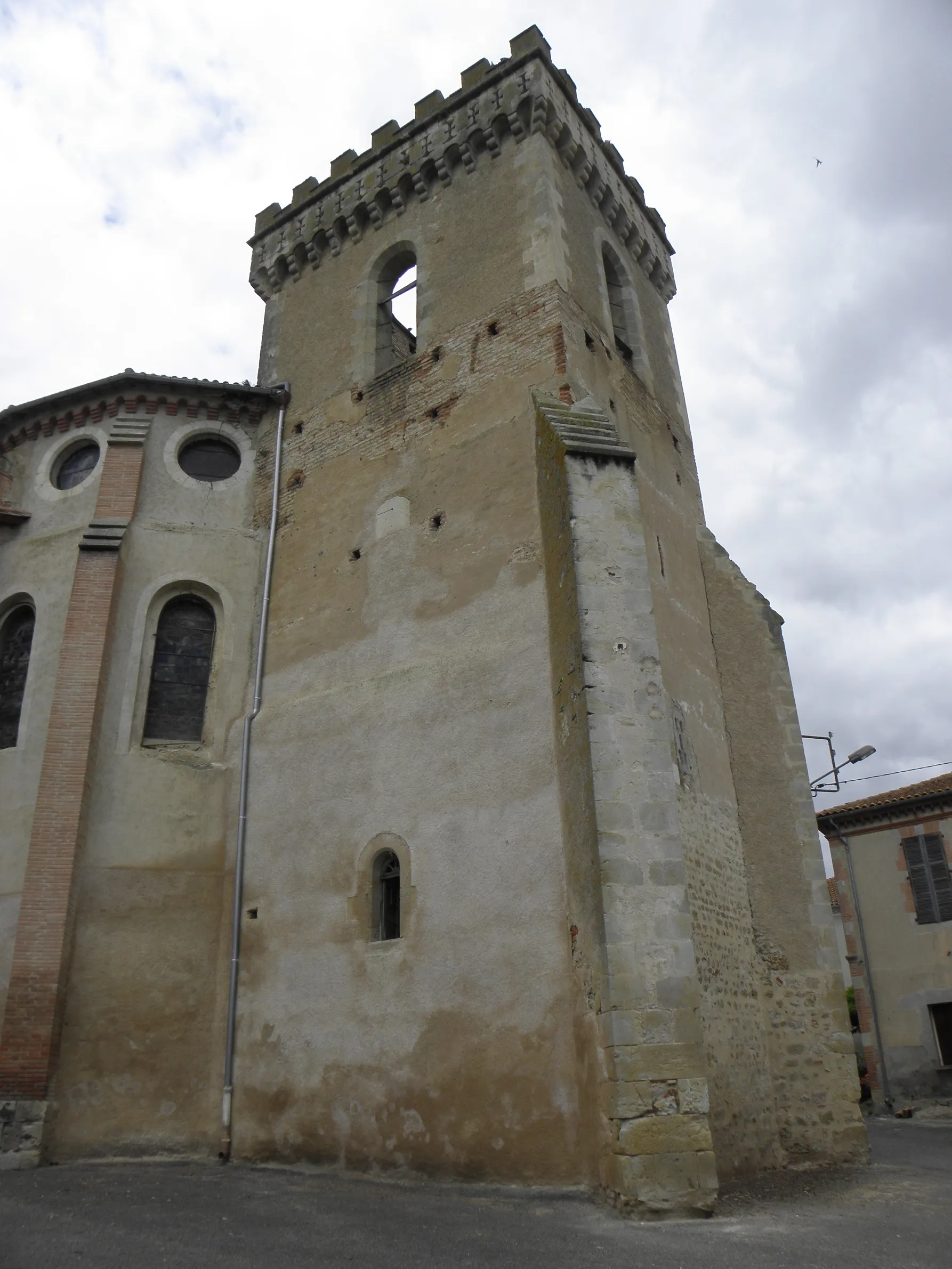 Photo showing: Cadran solaire de la tour Saint-Victor de l'église Saint-Pierre de Saramon (32).