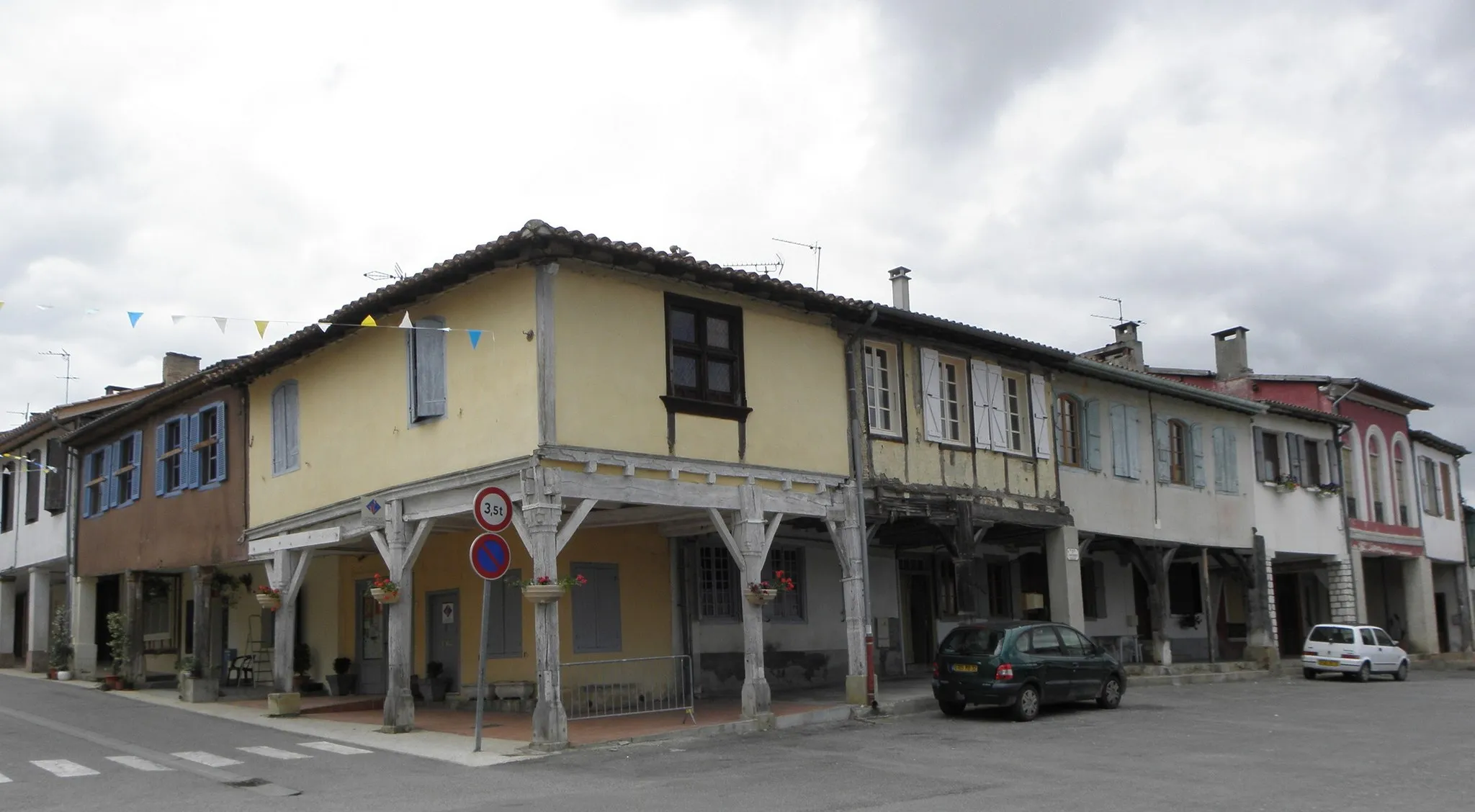 Photo showing: Maison renaissance sise place de Saramon (32).