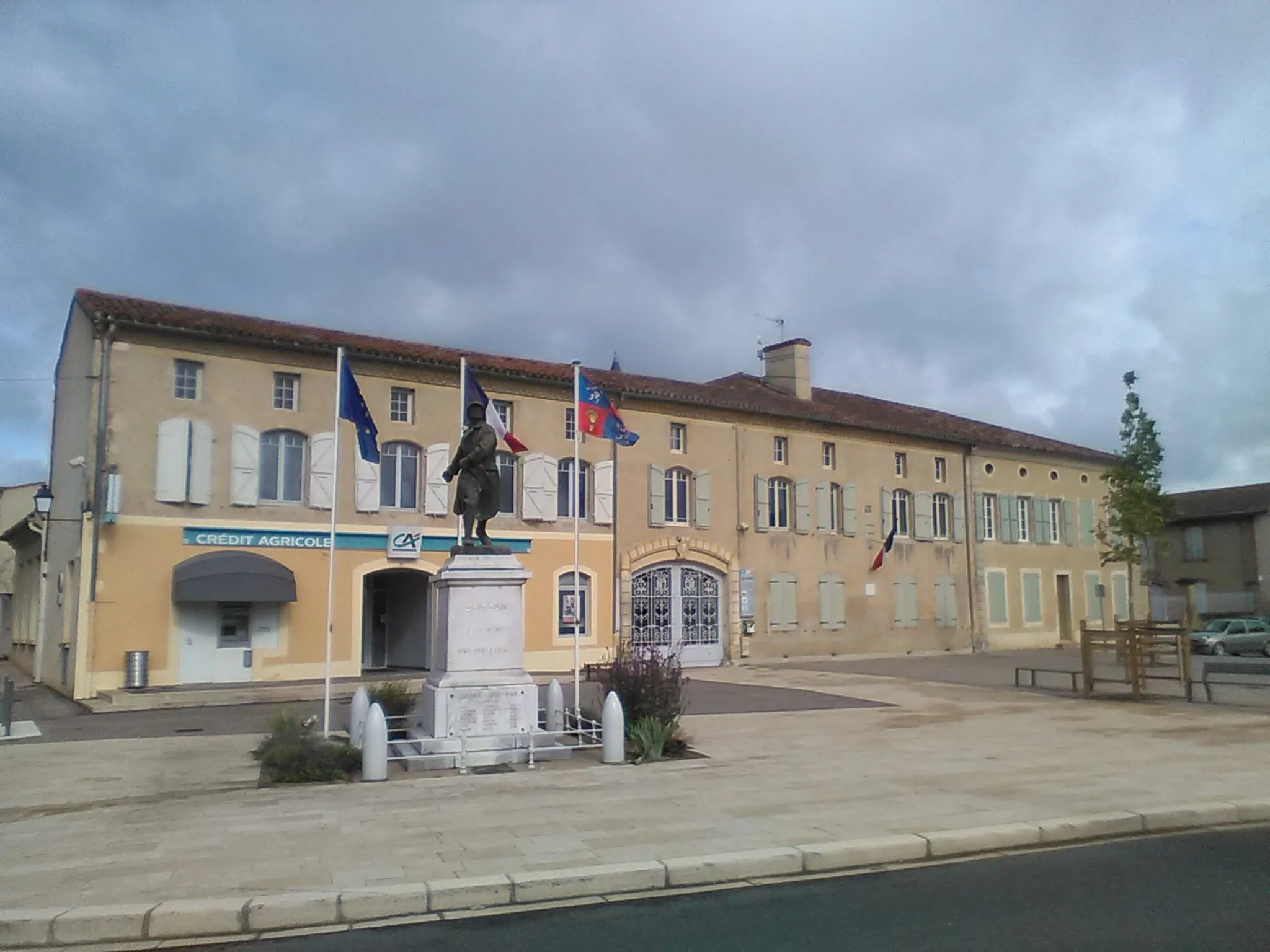 Photo showing: The town hall and the war memorial in Seissan